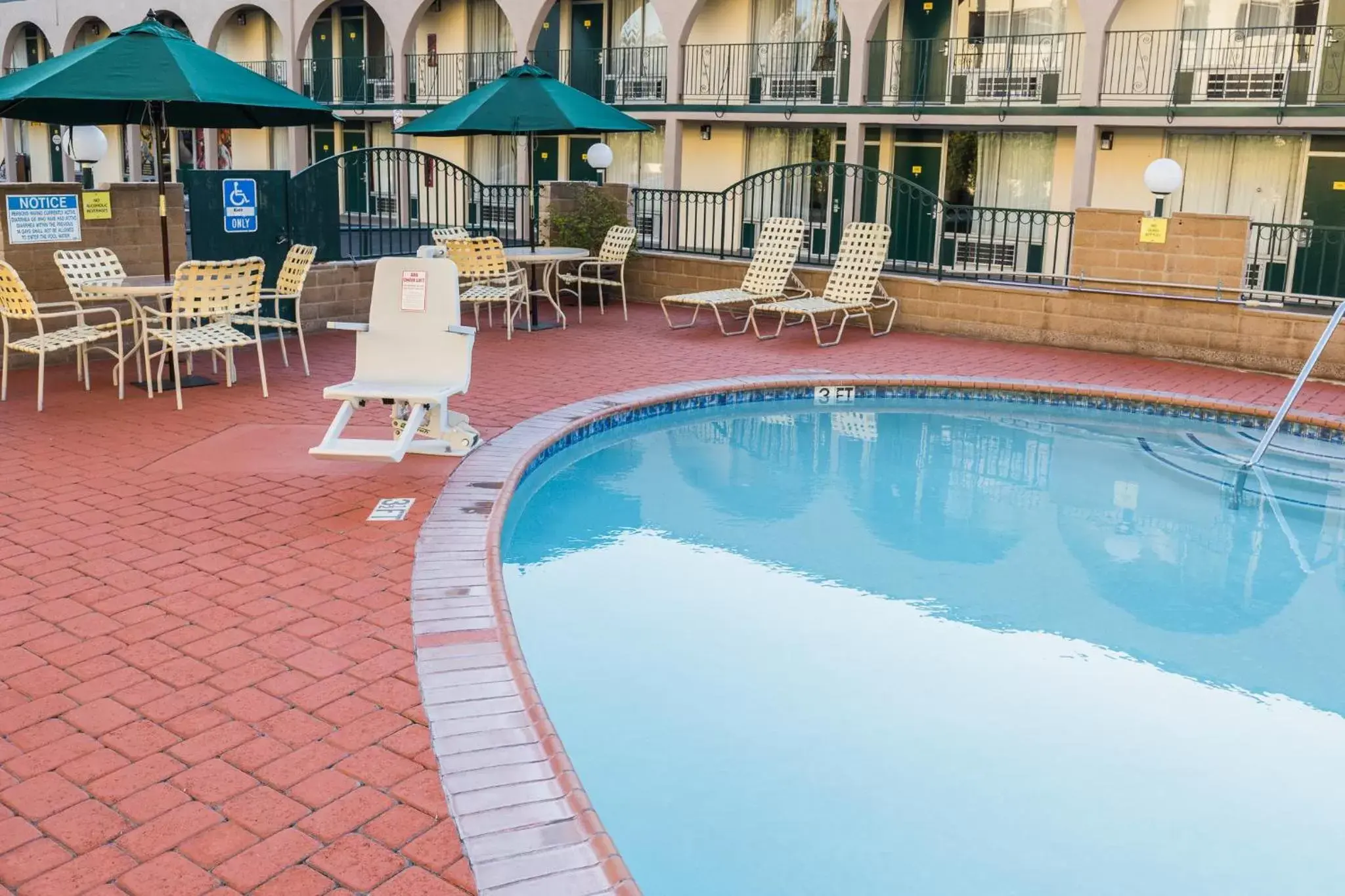 Bird's eye view, Swimming Pool in Kings Inn Anaheim at The Park & Convention Center