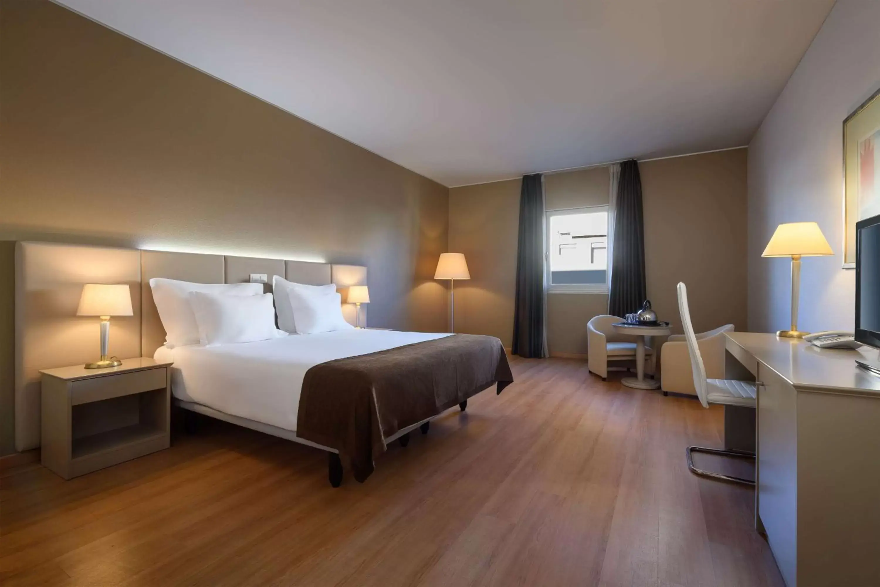 Photo of the whole room, Bed in TRYP by Wyndham Porto Centro Hotel