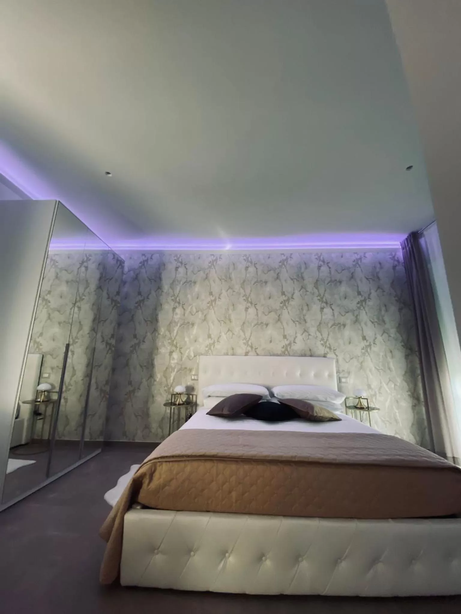 Bed in b&b THE WORLD