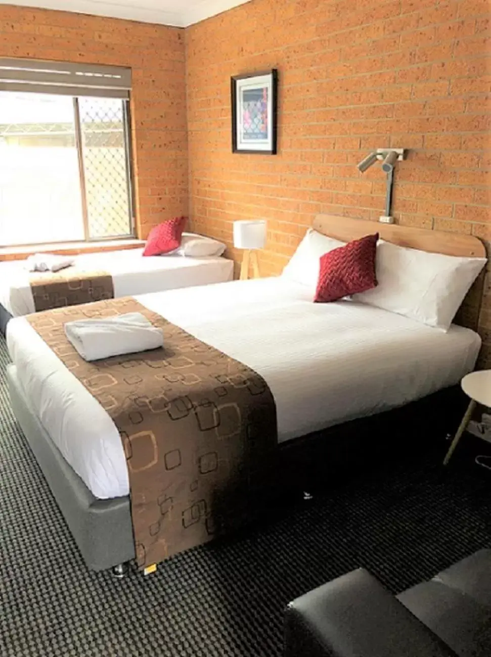 Seating area, Bed in Tamworth Central Motel