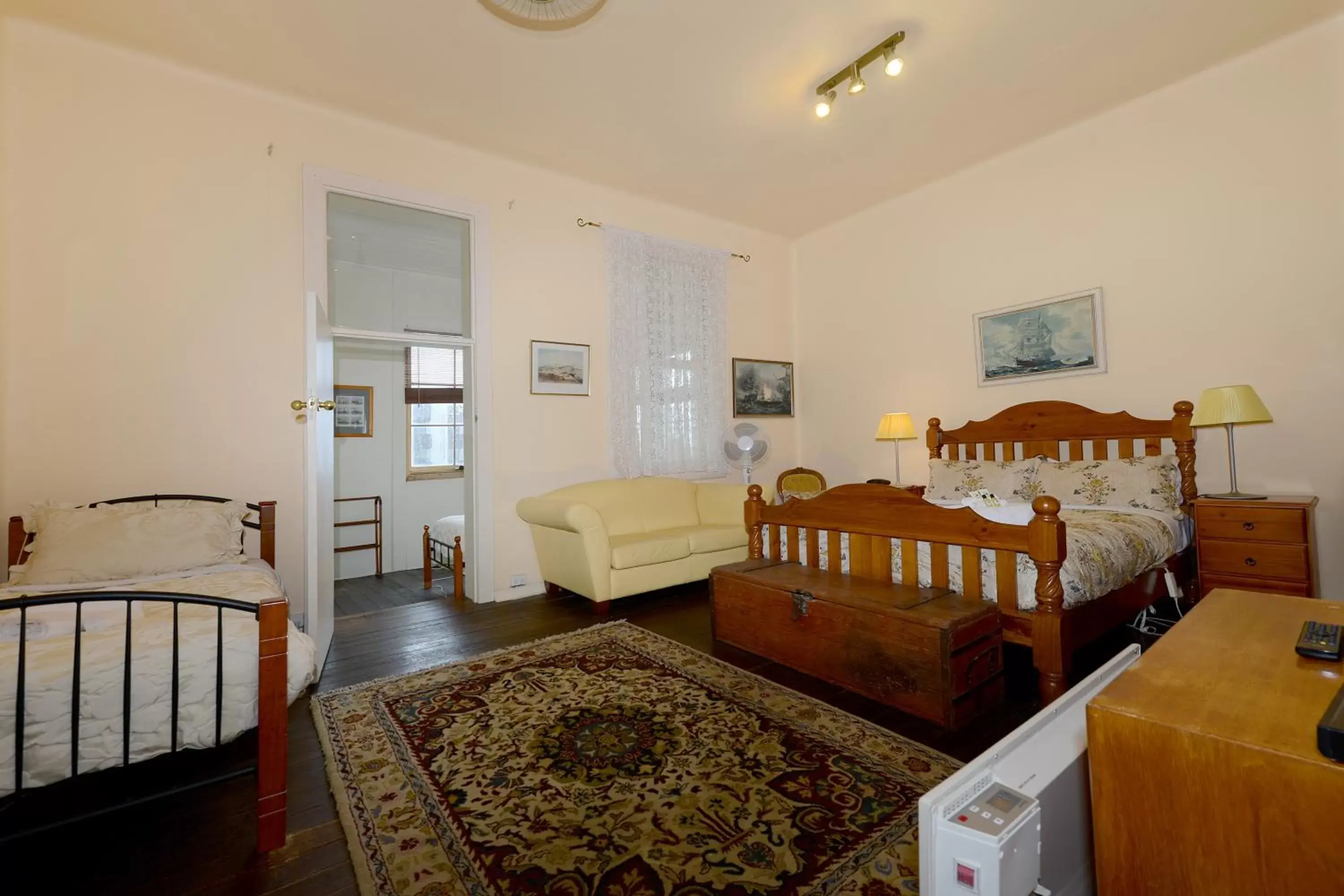 Executive Family Room with Private Bathroom in Edinburgh Gallery Bed & Breakfast Executive Family Room with Private Bathroom in Edinburgh Gallery Bed & Breakfast