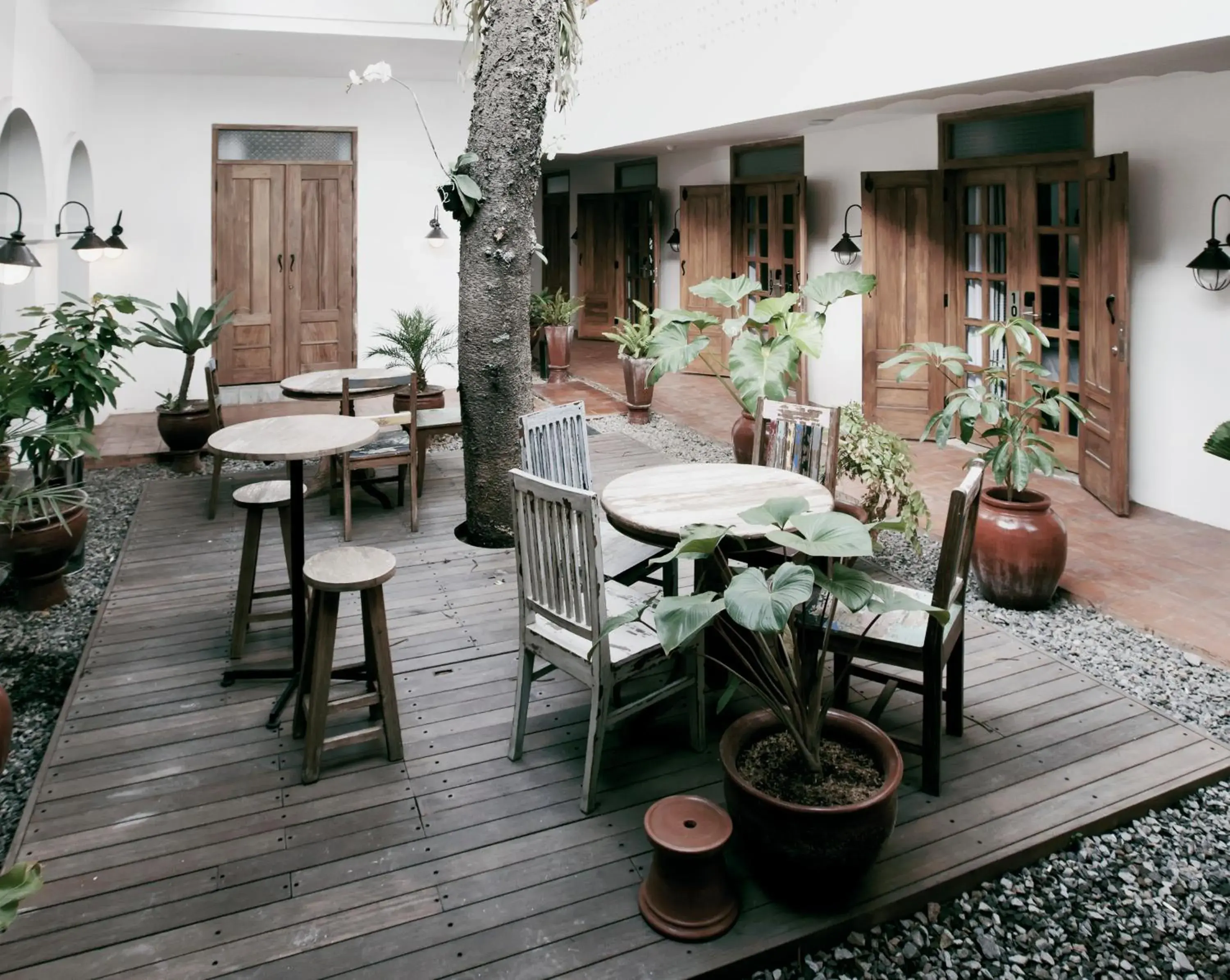 Patio, Restaurant/Places to Eat in Adhisthana Hotel Yogyakarta