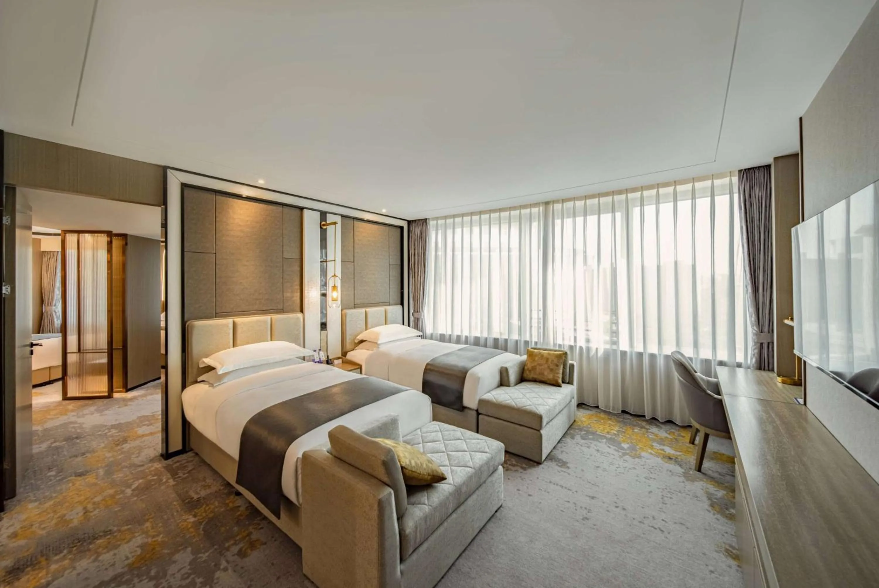 Photo of the whole room, Bed in Howard Johnson Paragon Hotel Beijing