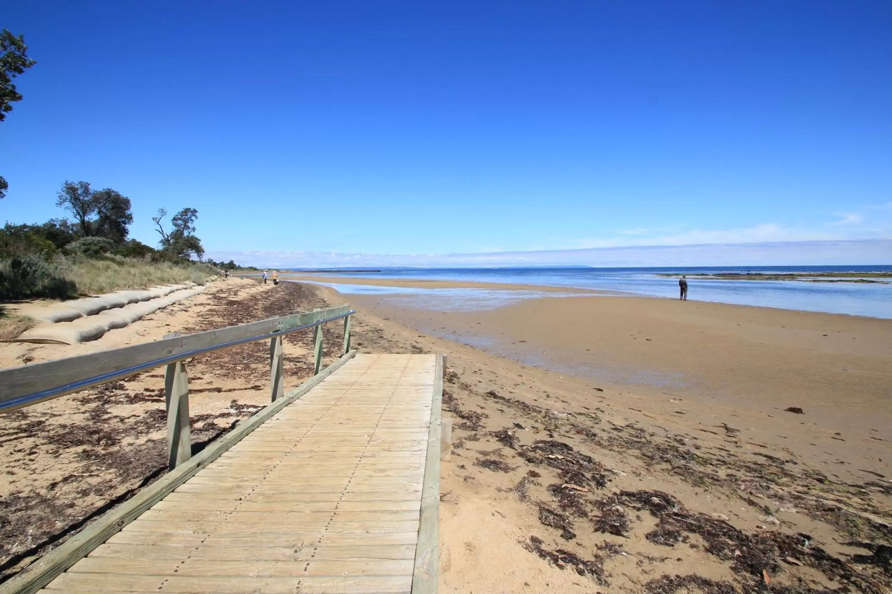 Beach in Beaumaris Bay Motel