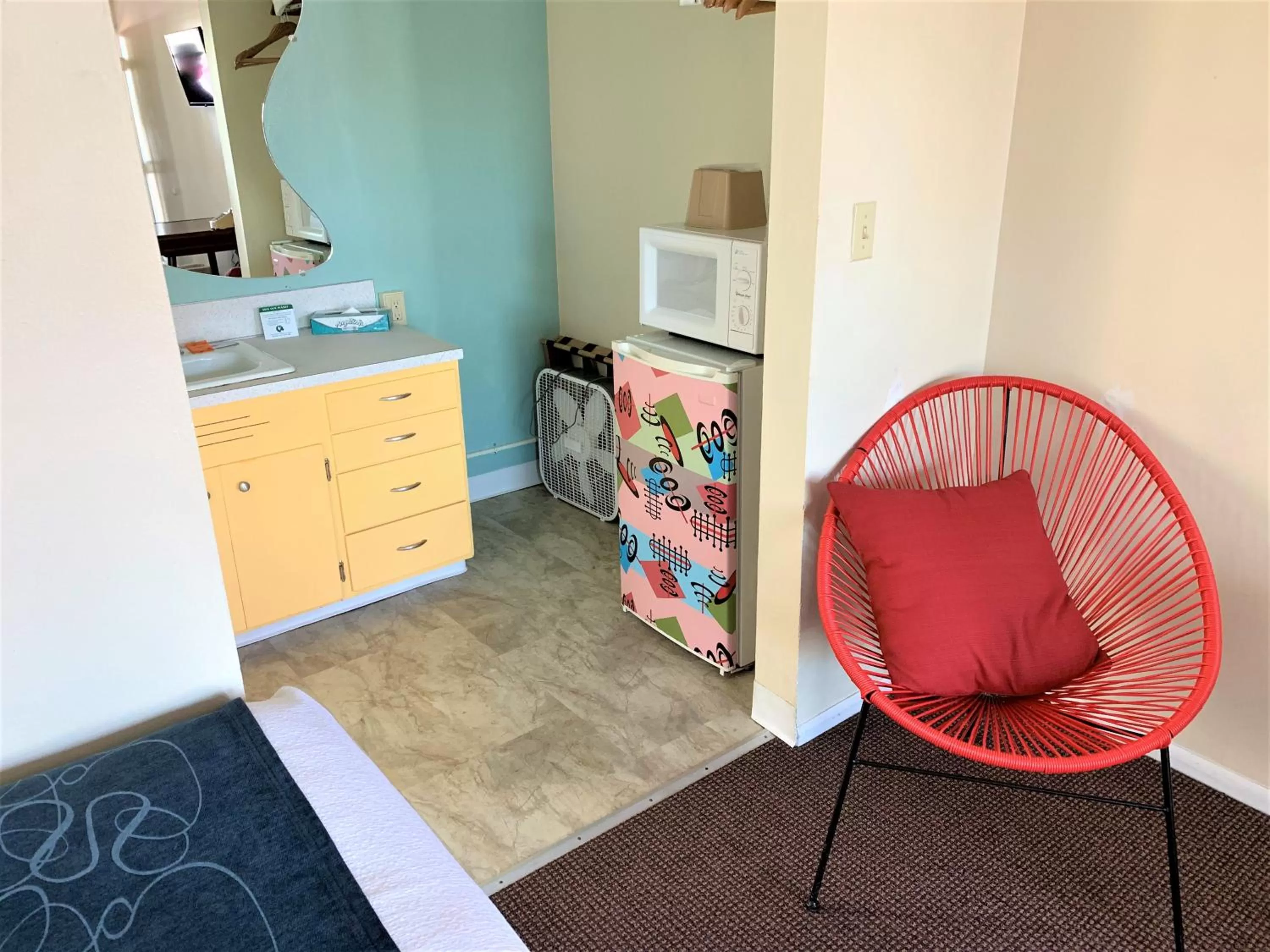 Bedroom, Seating Area in Atomic Motel