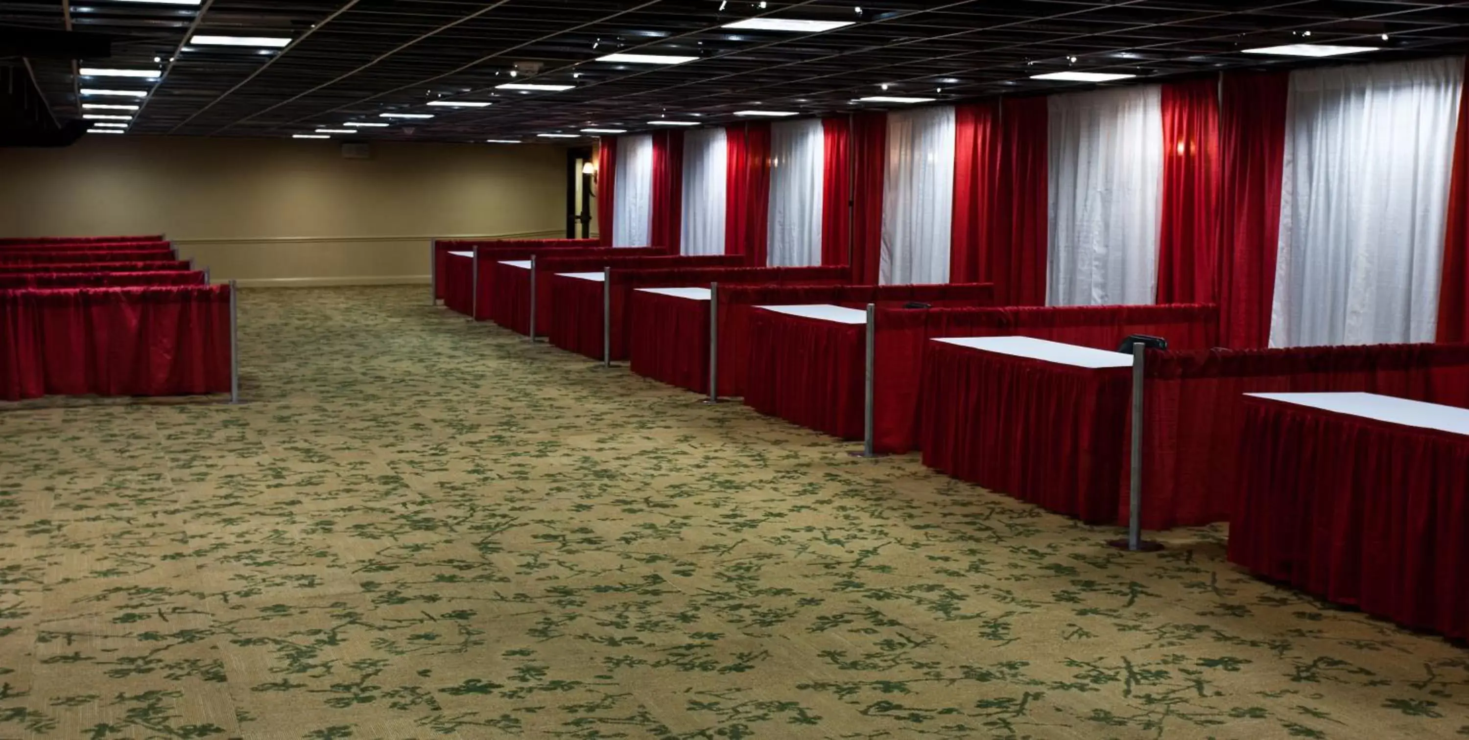 Lobby or reception in Crowne Plaza Louisville Airport Expo Center, an IHG Hotel