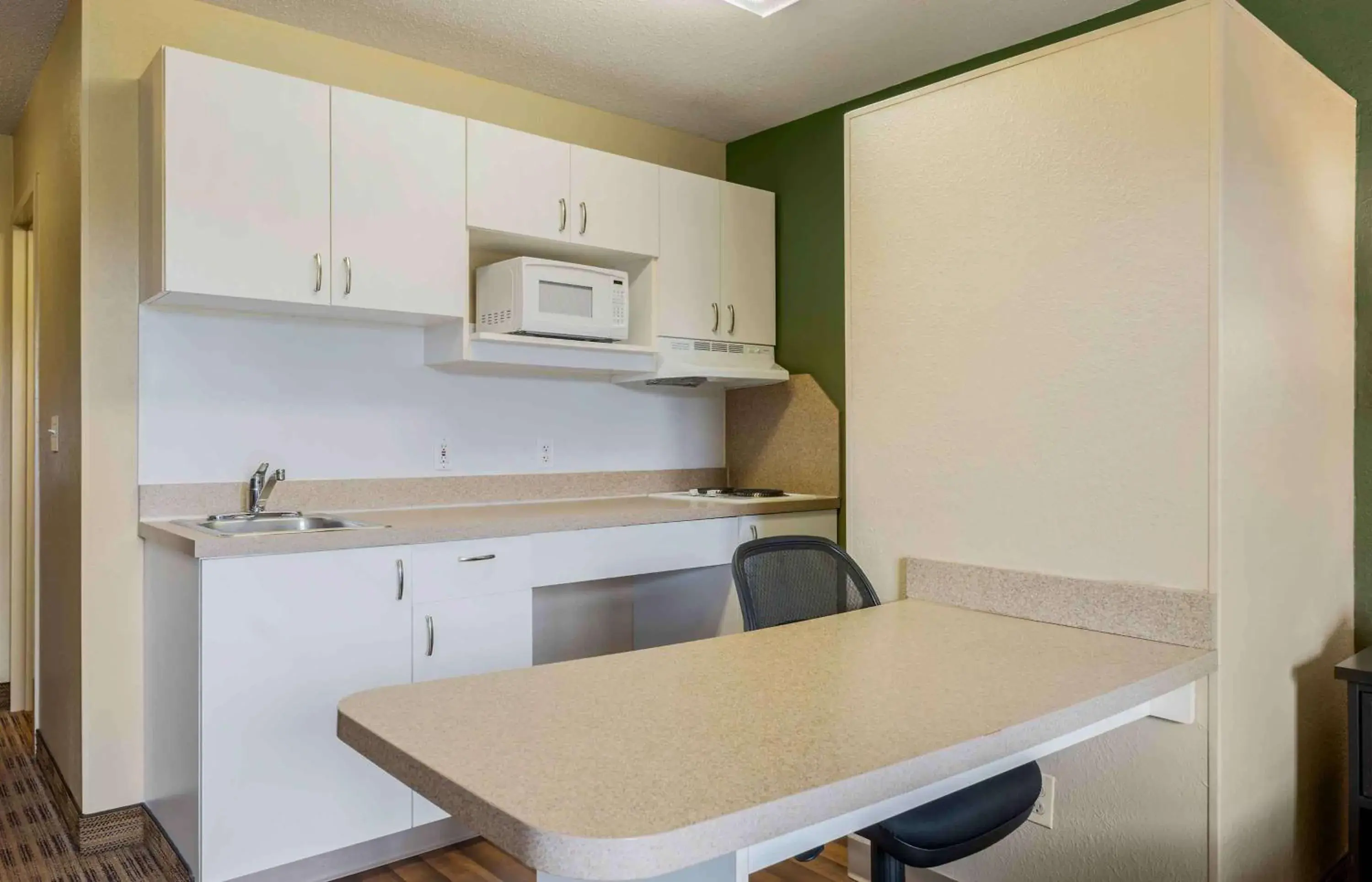 Bedroom, Kitchen/Kitchenette in Extended Stay America Suites - Chicago - Gurnee