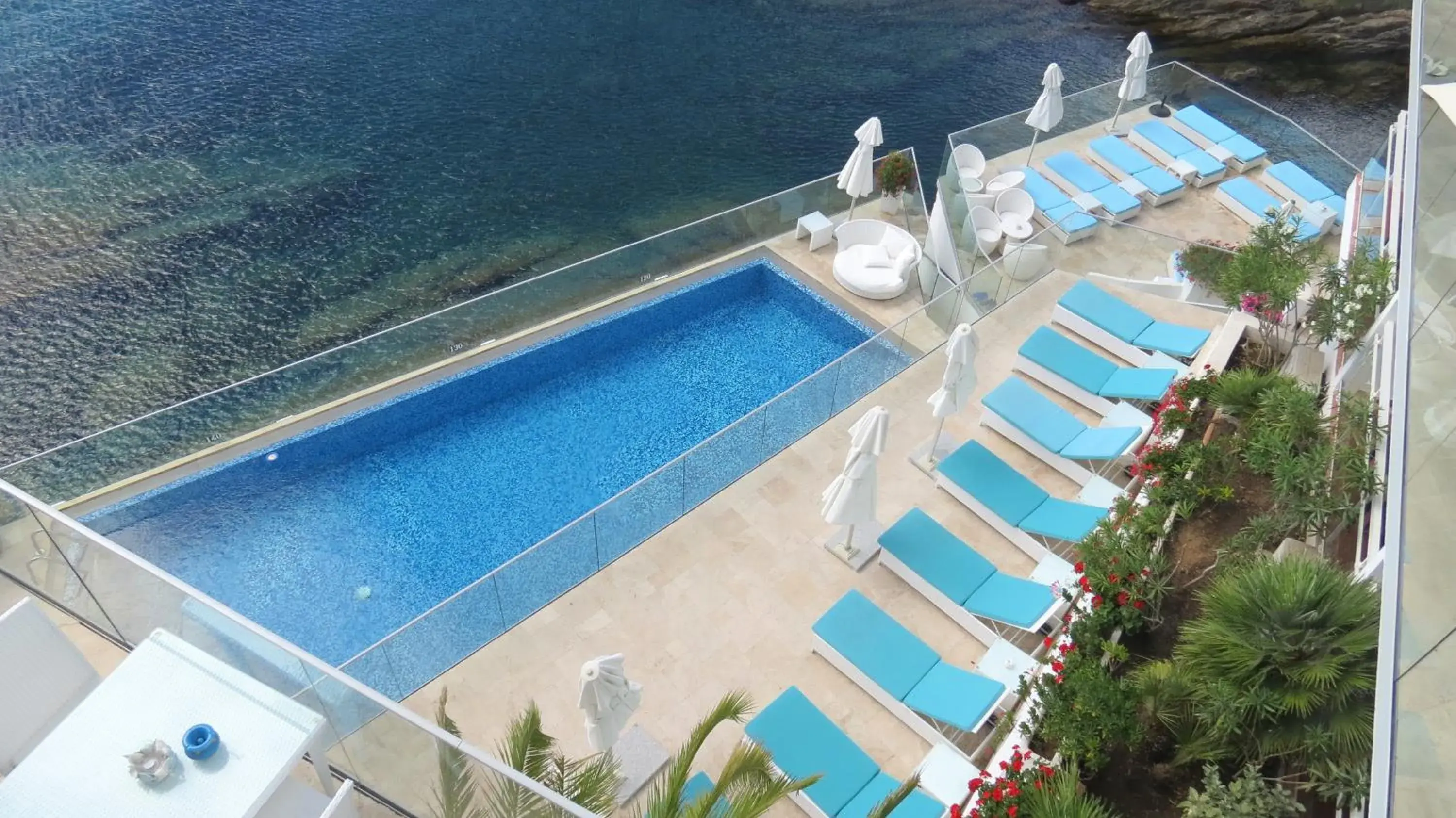 Balcony/Terrace, Pool View in Hotel La Calanque