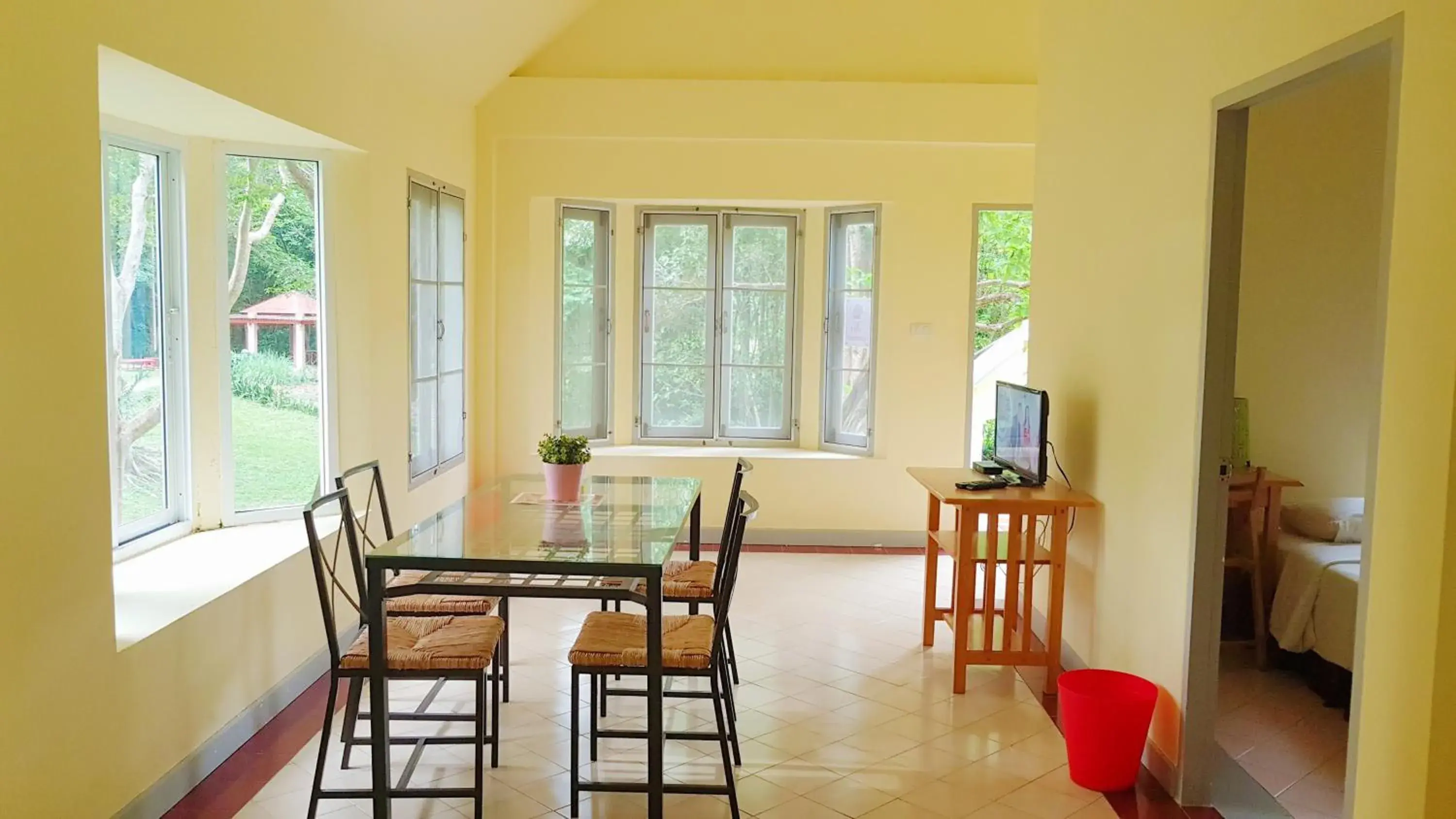 Photo of the whole room, Dining Area in Brookside Valley Resort