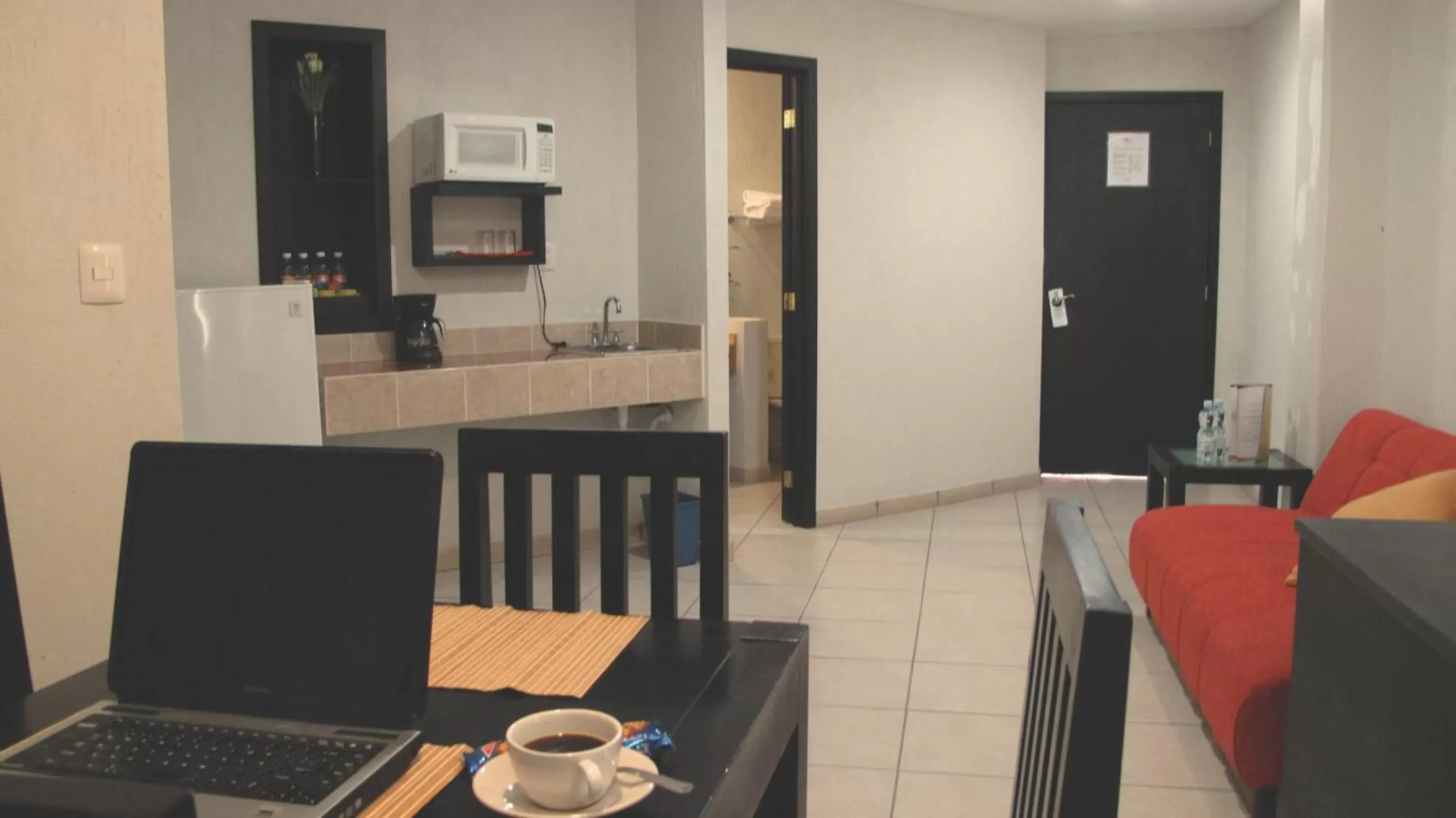 Coffee/tea facilities in Hotel RS Suites
