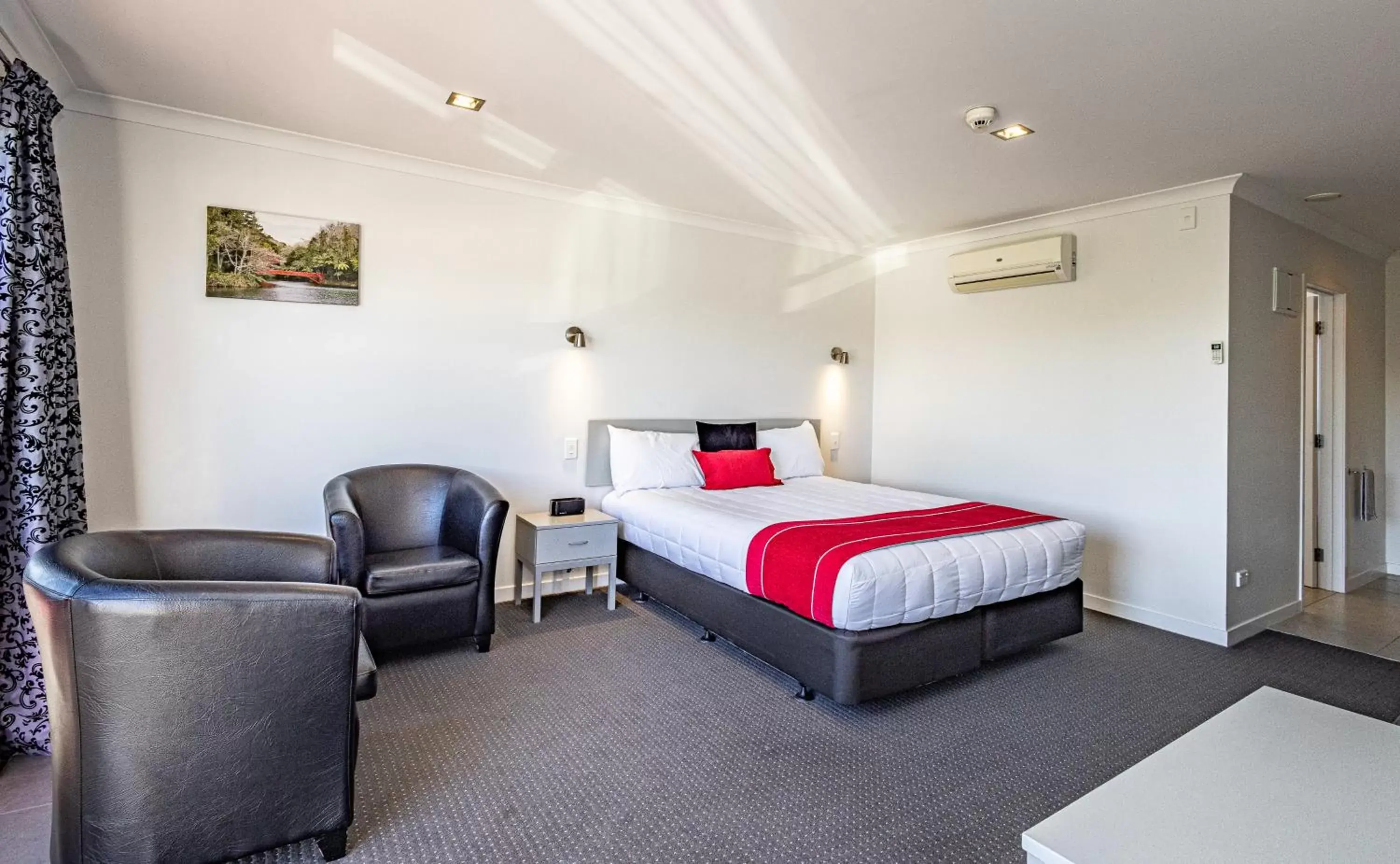 Bedroom, Bed in Pukekura Motor Lodge