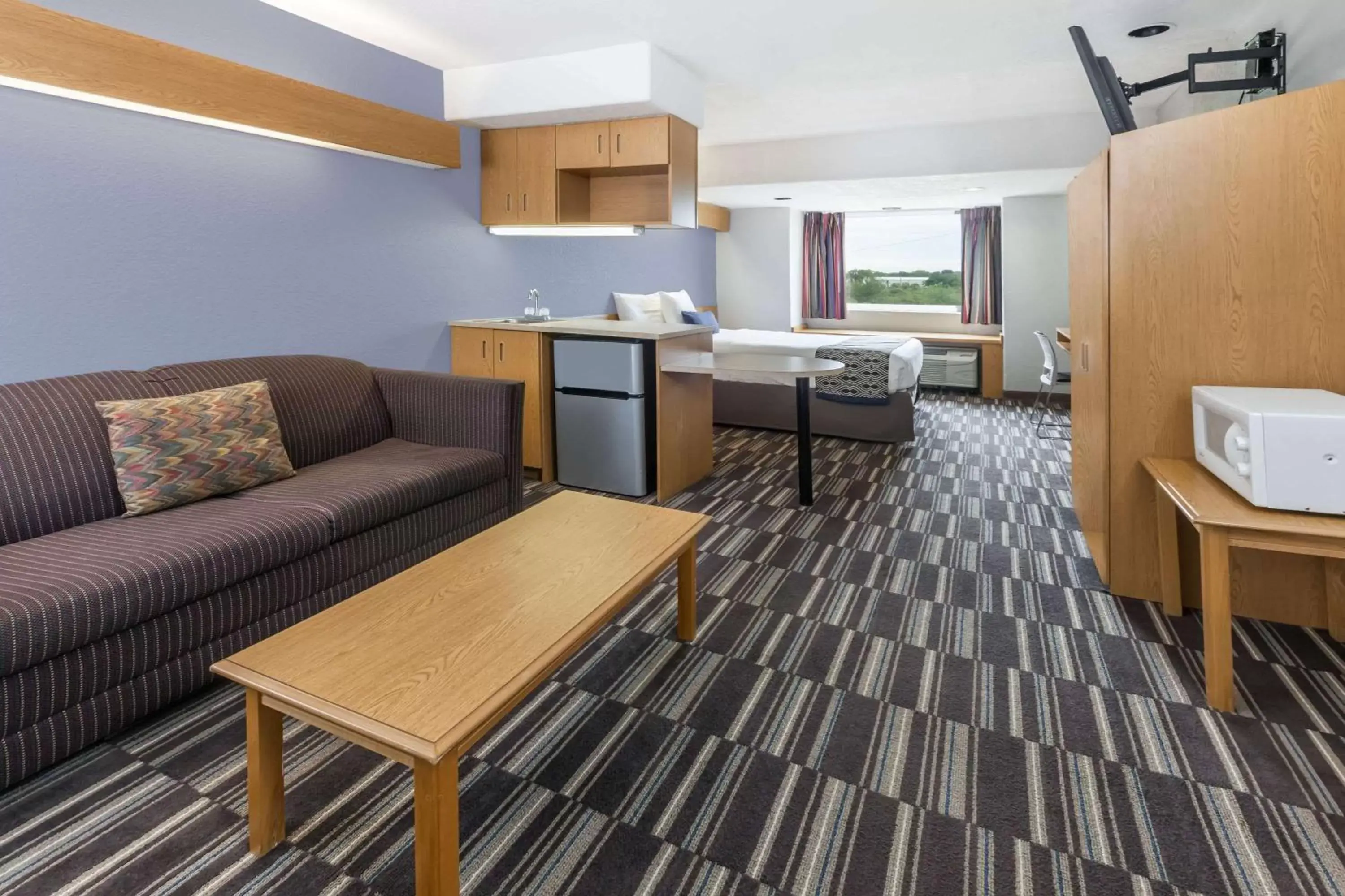 Photo of the whole room, Seating Area in Microtel Inn by Wyndham Ardmore