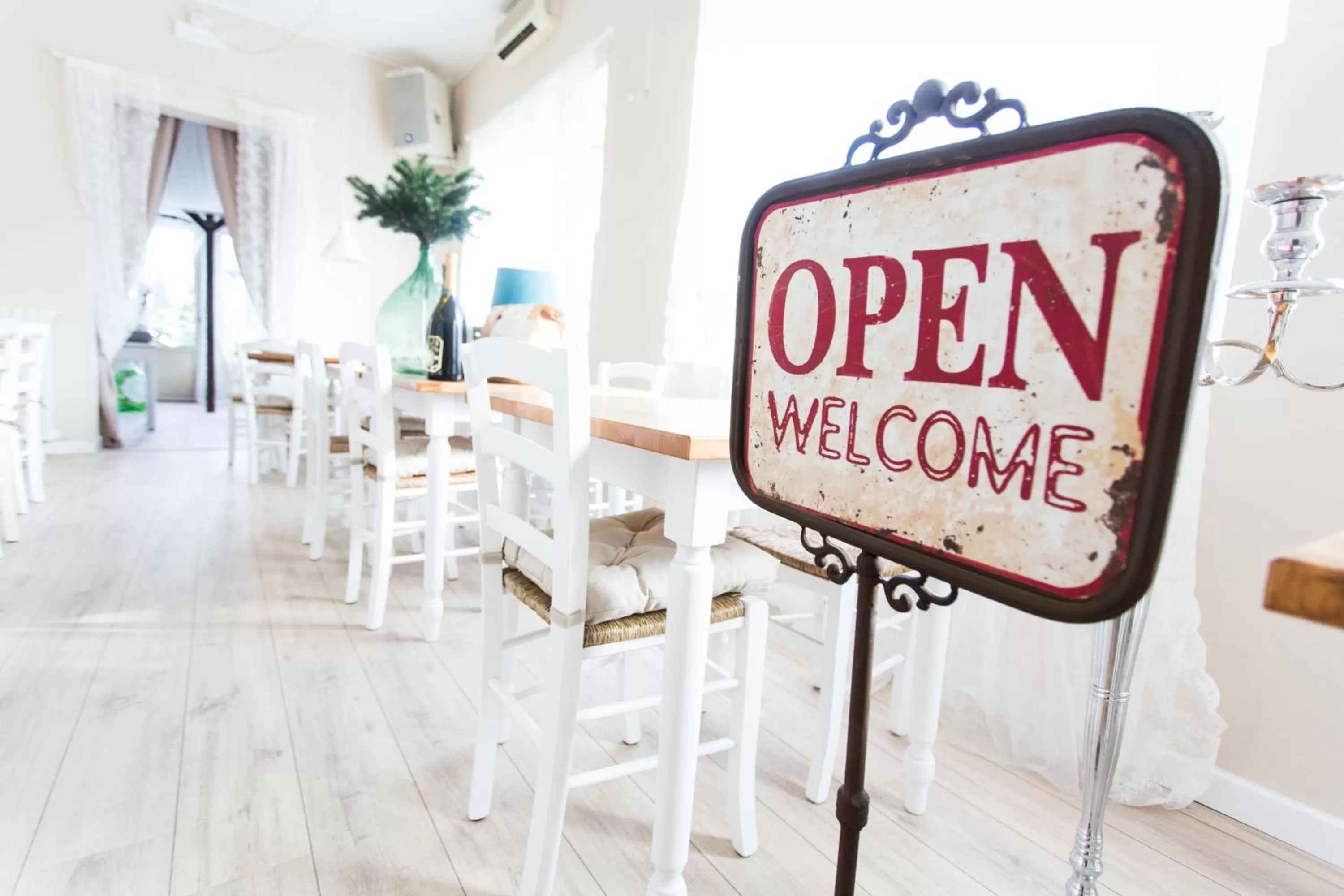 Restaurant/places to eat in 1920 Maison et Musique Hotel