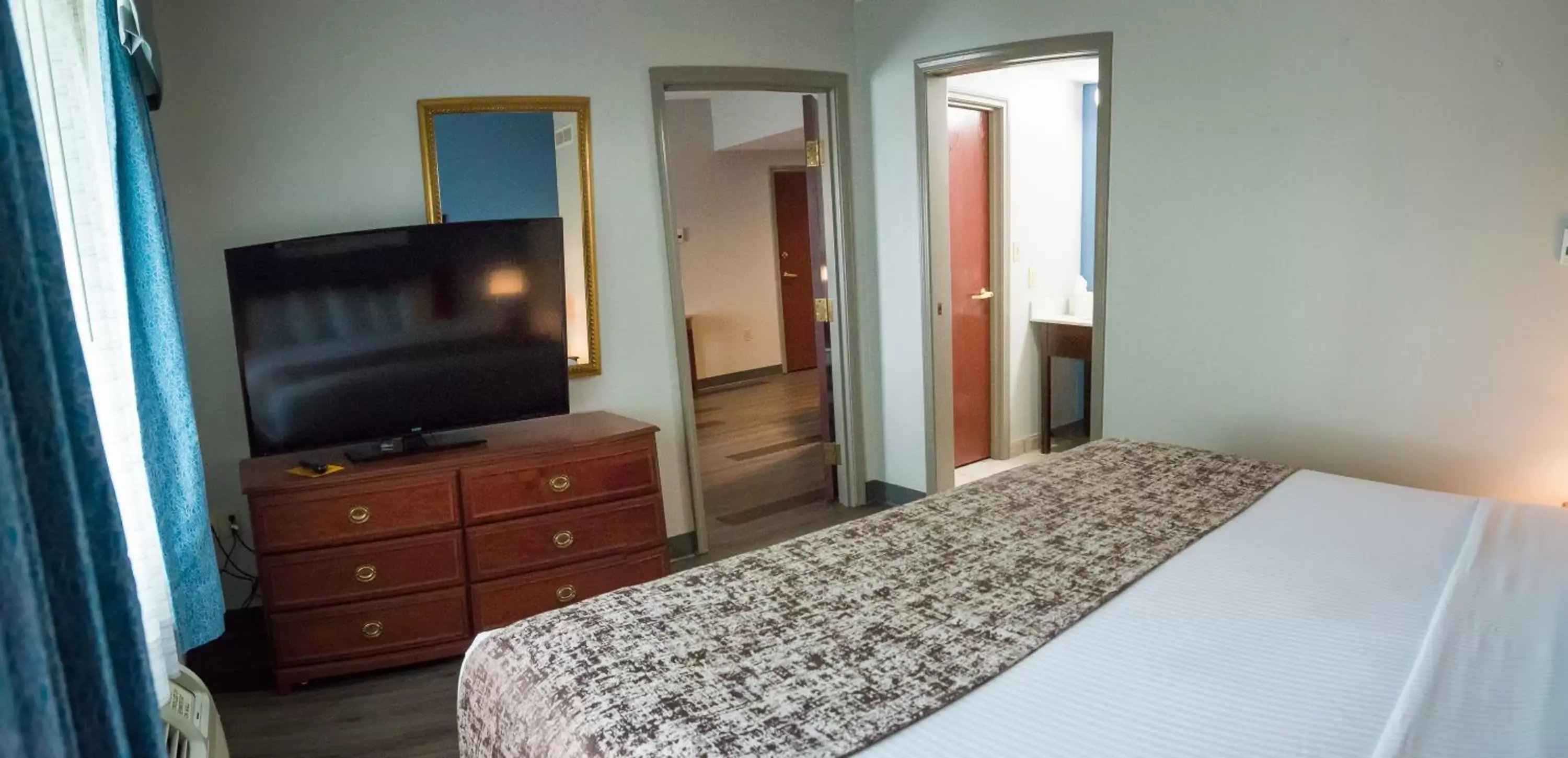 Bed, TV/Entertainment Center in SureStay Plus by Best Western Louisville Airport Expo