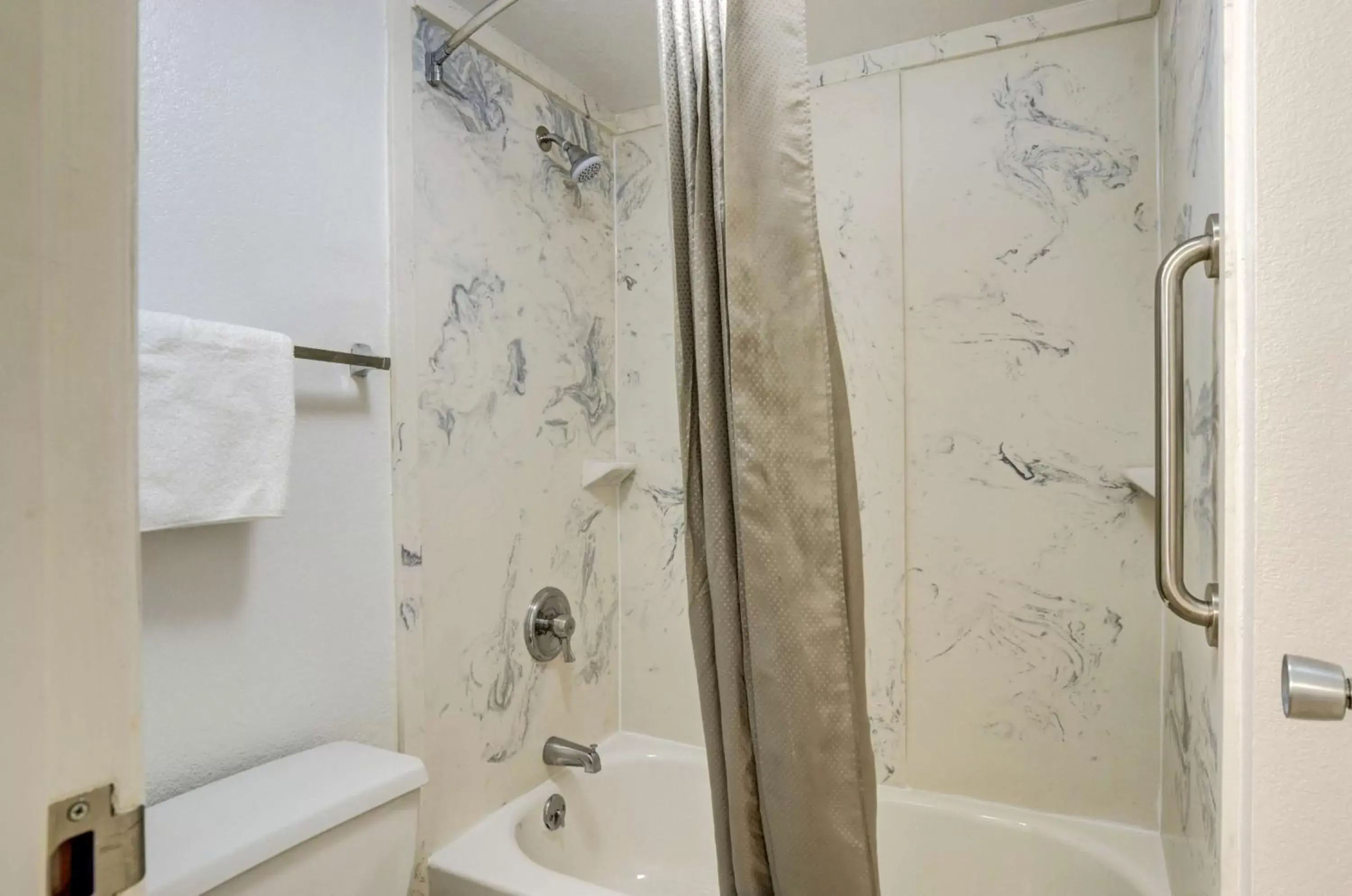 Shower, Bathroom in Motel 6-Greenwood Village, CO - Denver - South Tech Center