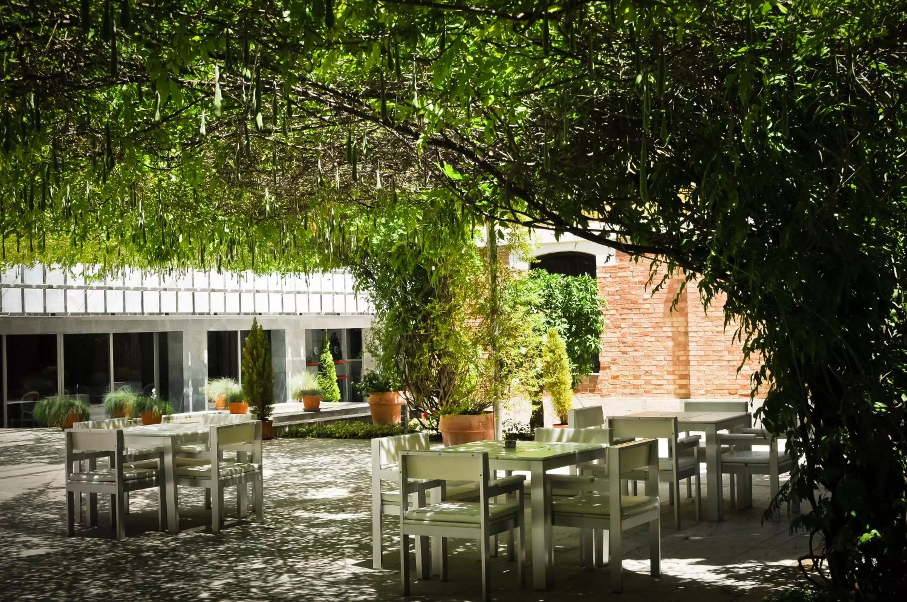 Restaurant/places to eat in Hospes Palacio de los Patos, a Member of Design Hotels