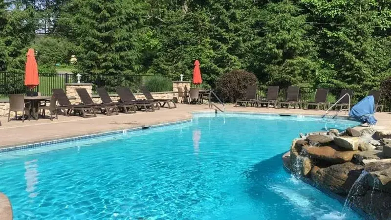 Swimming Pool in Woodfield Manor - A Sundance Vacations Property