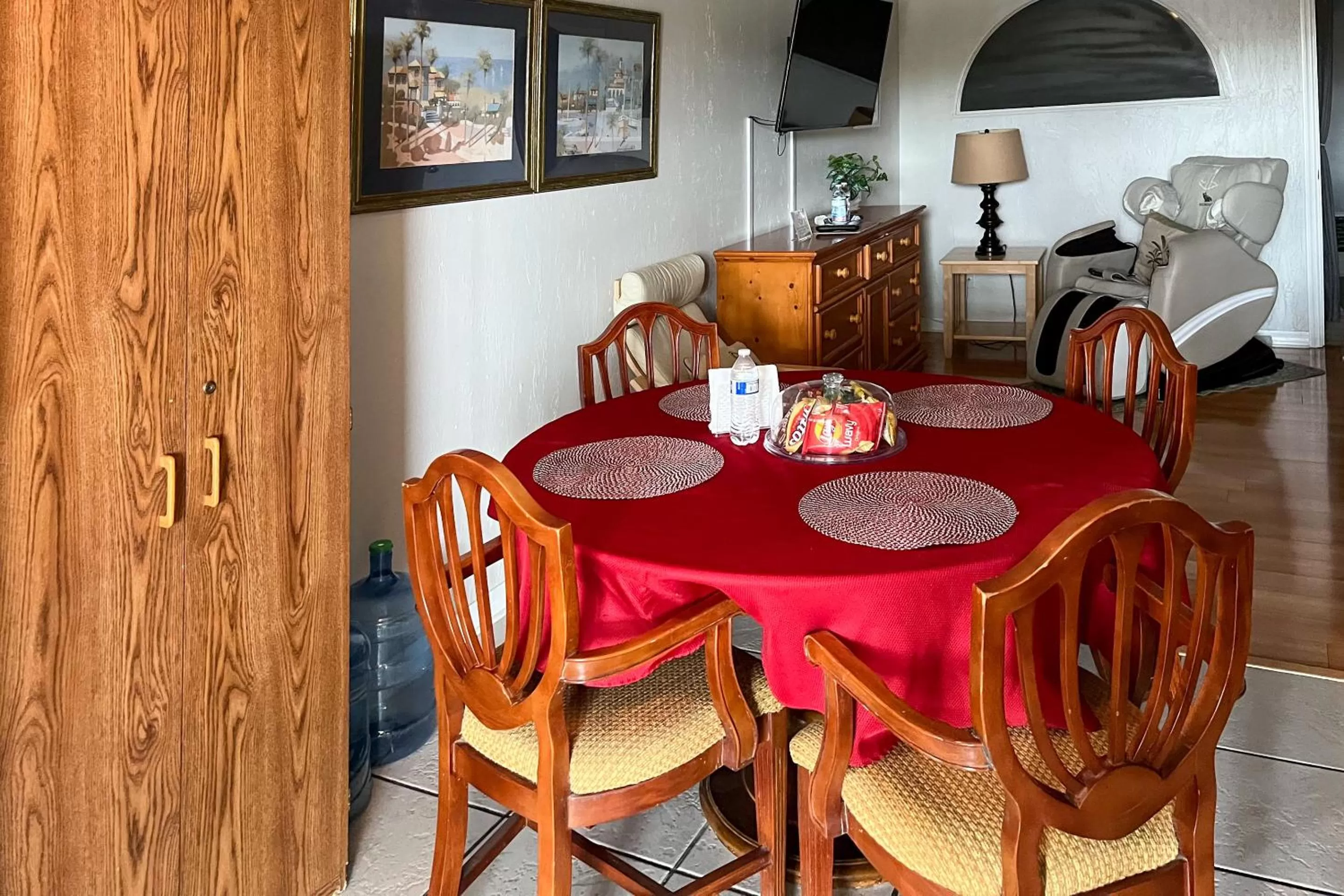 TV and multimedia in Captain's Table Hotel by Everglades Adventures