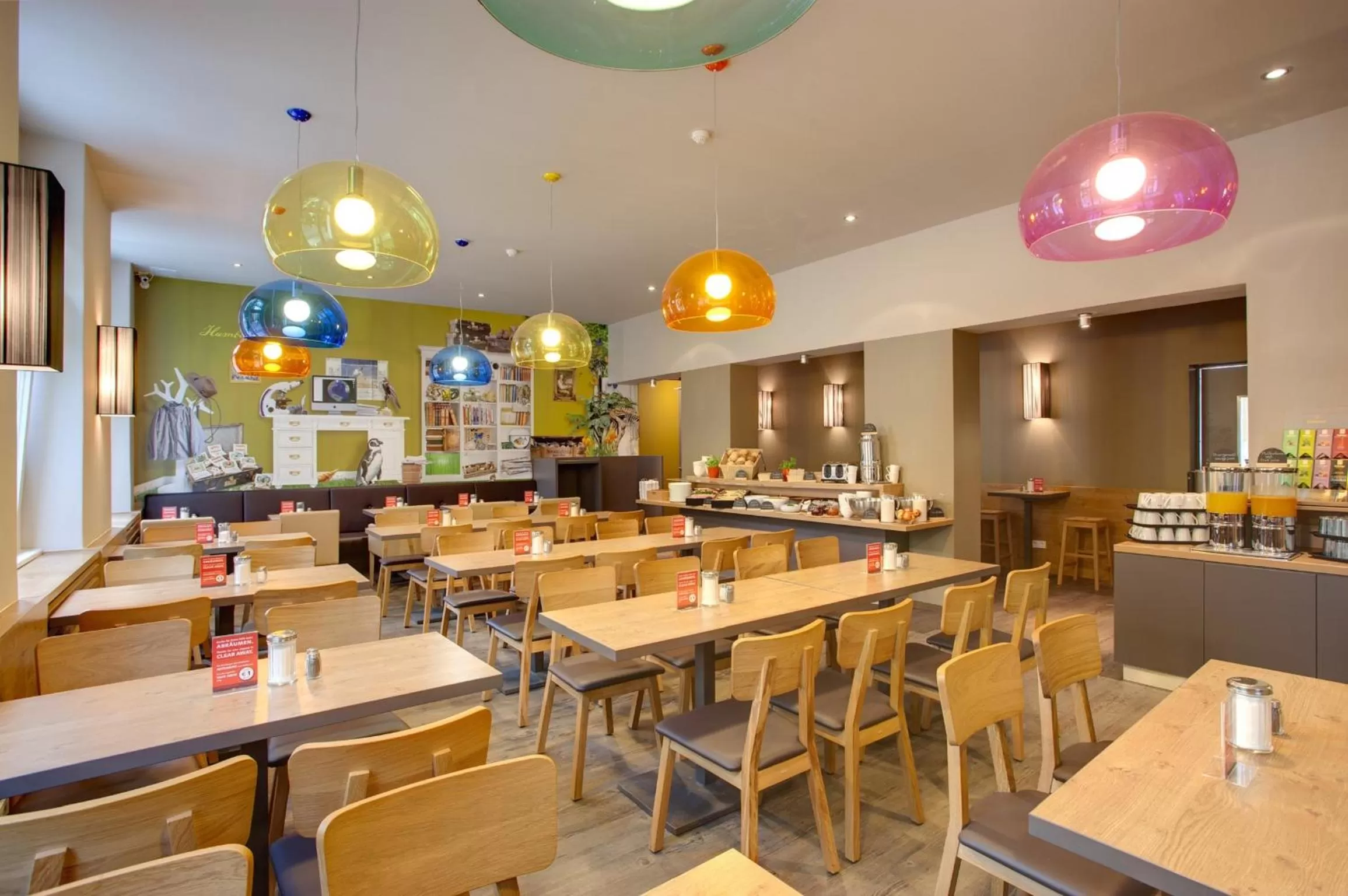 Restaurant/places to eat in MEININGER Hotel Berlin Mitte