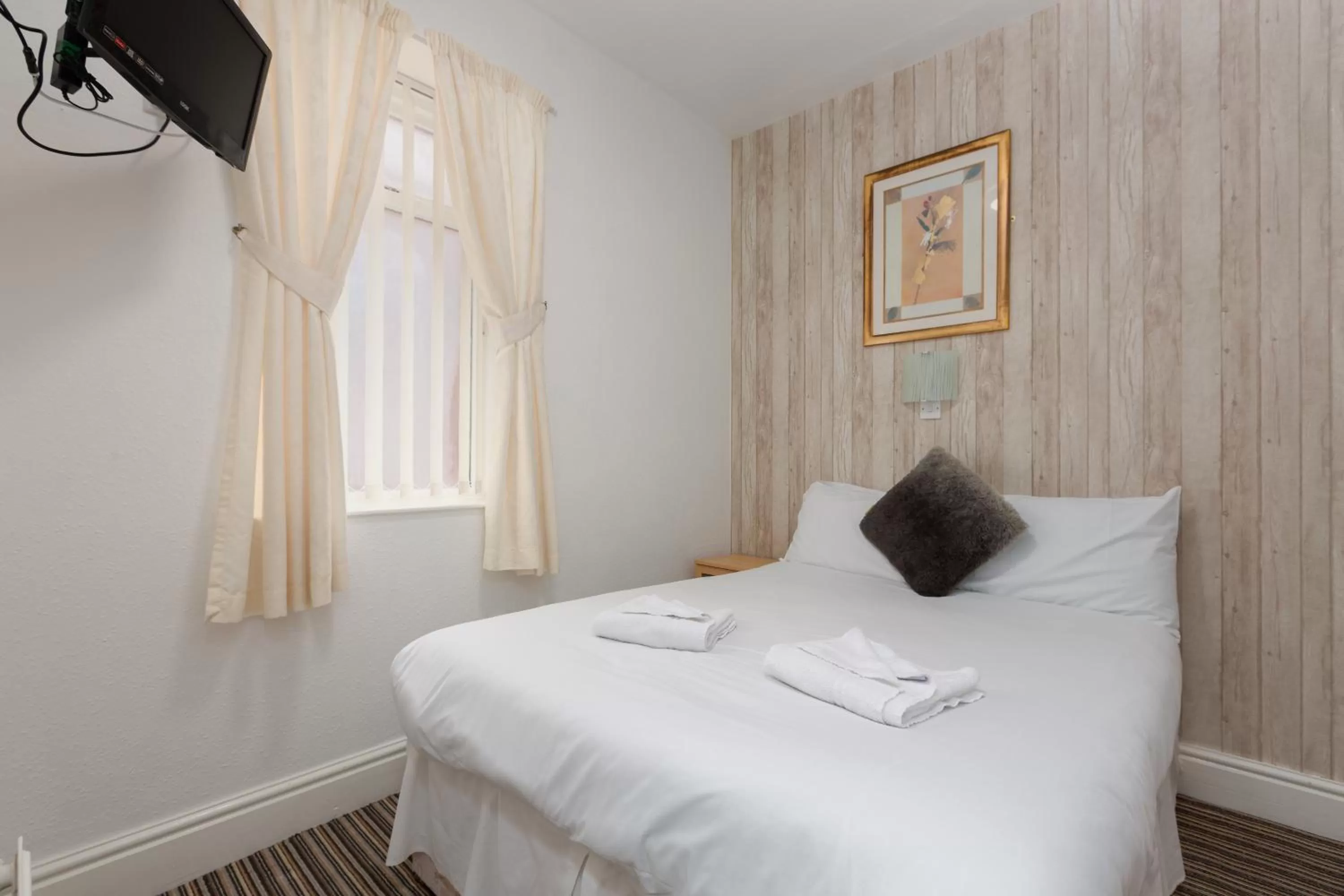 Bedroom, Bed in The Sandringham Court Hotel & Apartment Welcoming Large and Small Groups for 15 years