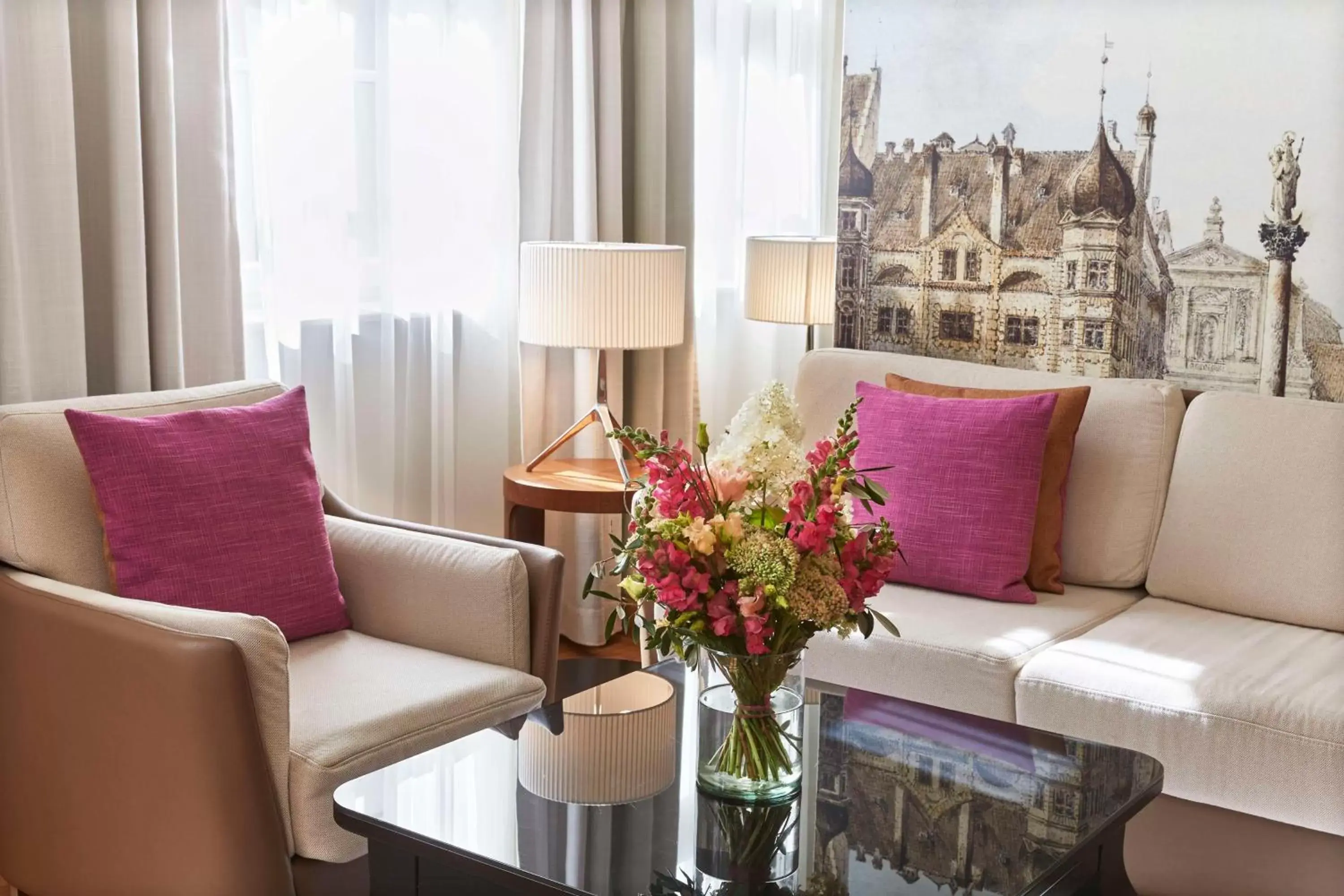 Bedroom, Seating Area in Vier Jahreszeiten Kempinski München