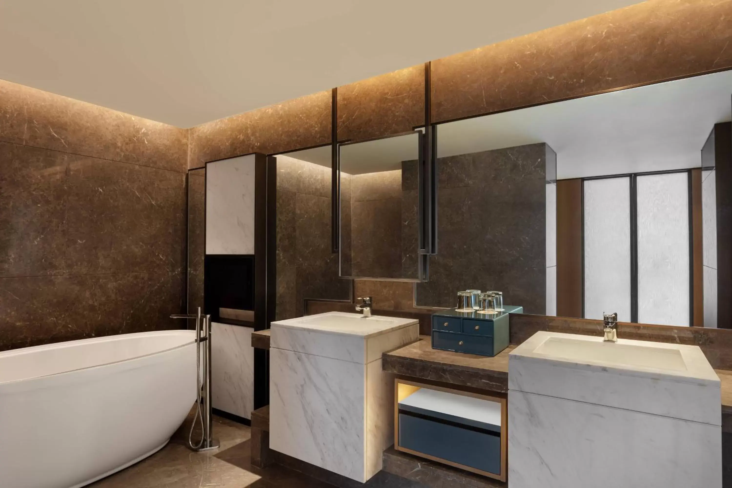 Bathroom in Surat Marriott Hotel