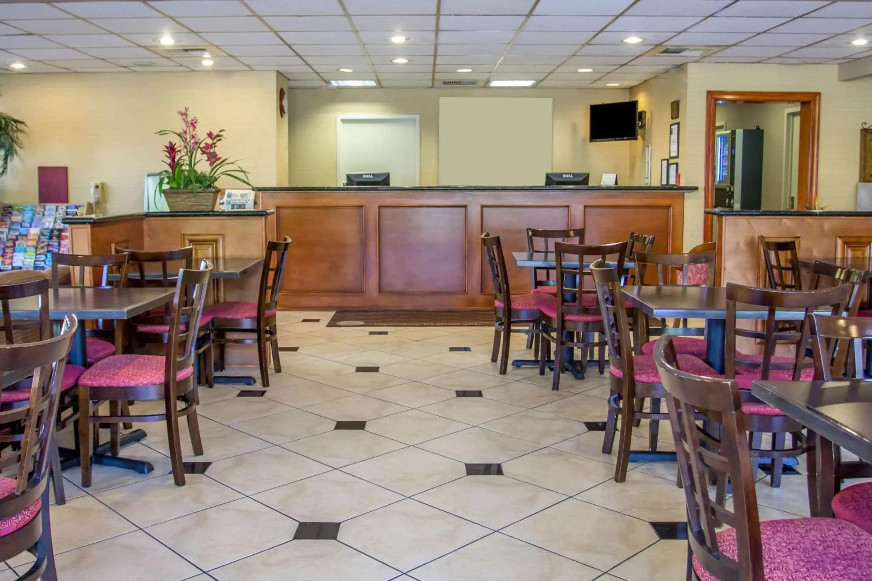 Lobby or reception, Restaurant/Places to Eat in Quality Inn Riverside near UCR and Downtown