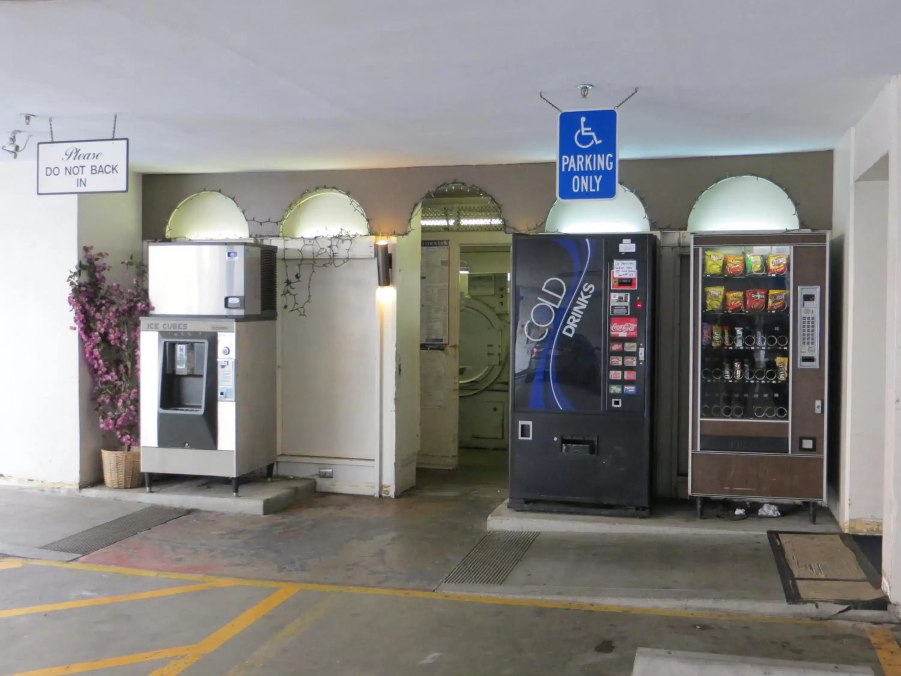 vending machine in Royal Pacific Motor Inn