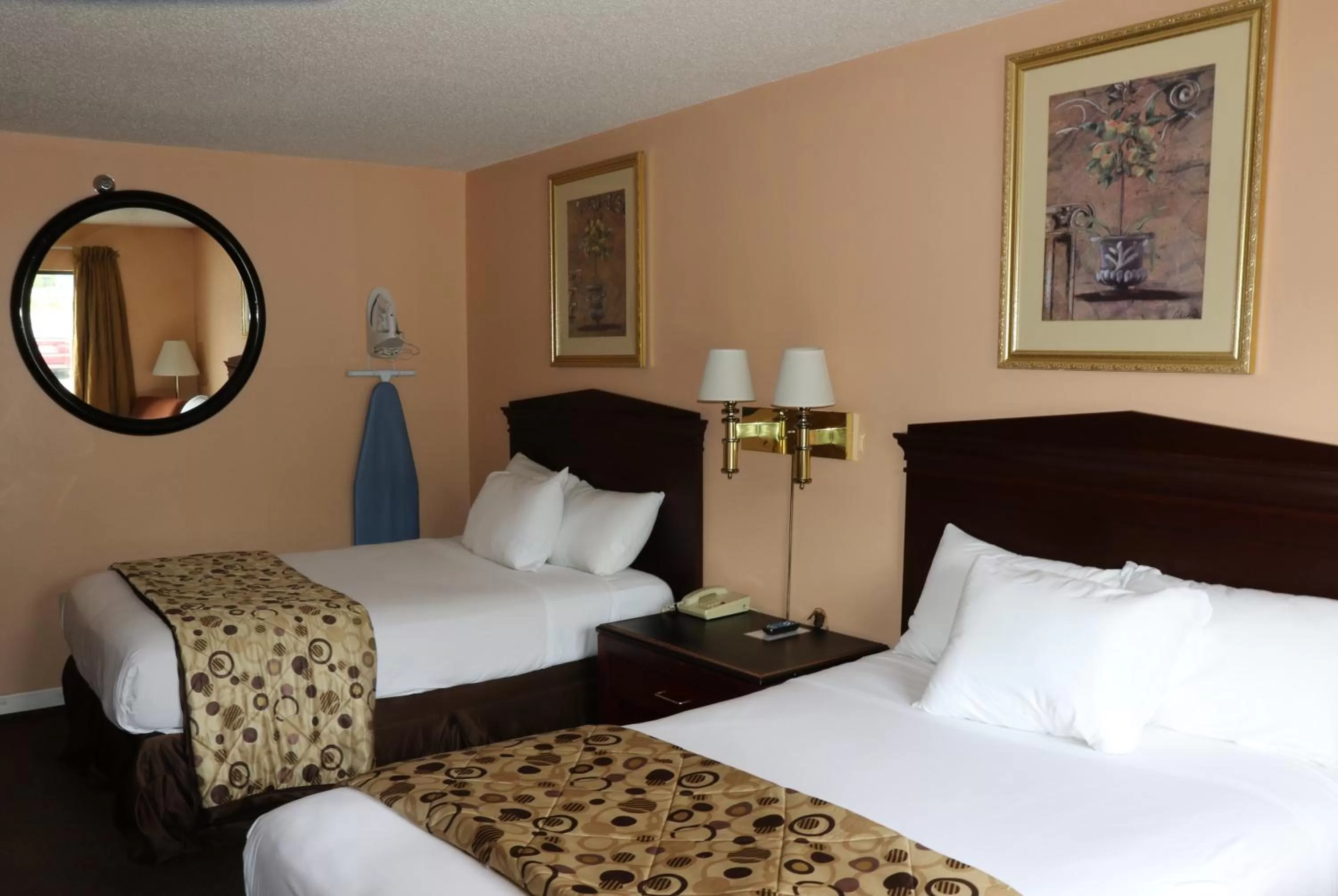 Bedroom, Bed in American Elite Inn