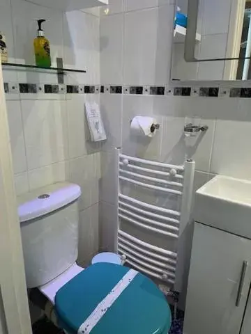 Bathroom in The Kenley Hotel