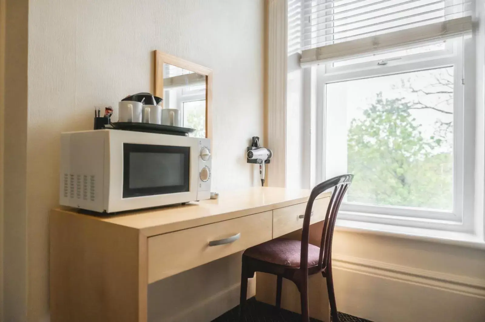 Coffee/tea facilities, TV/Entertainment Center in Brooklands Lodge