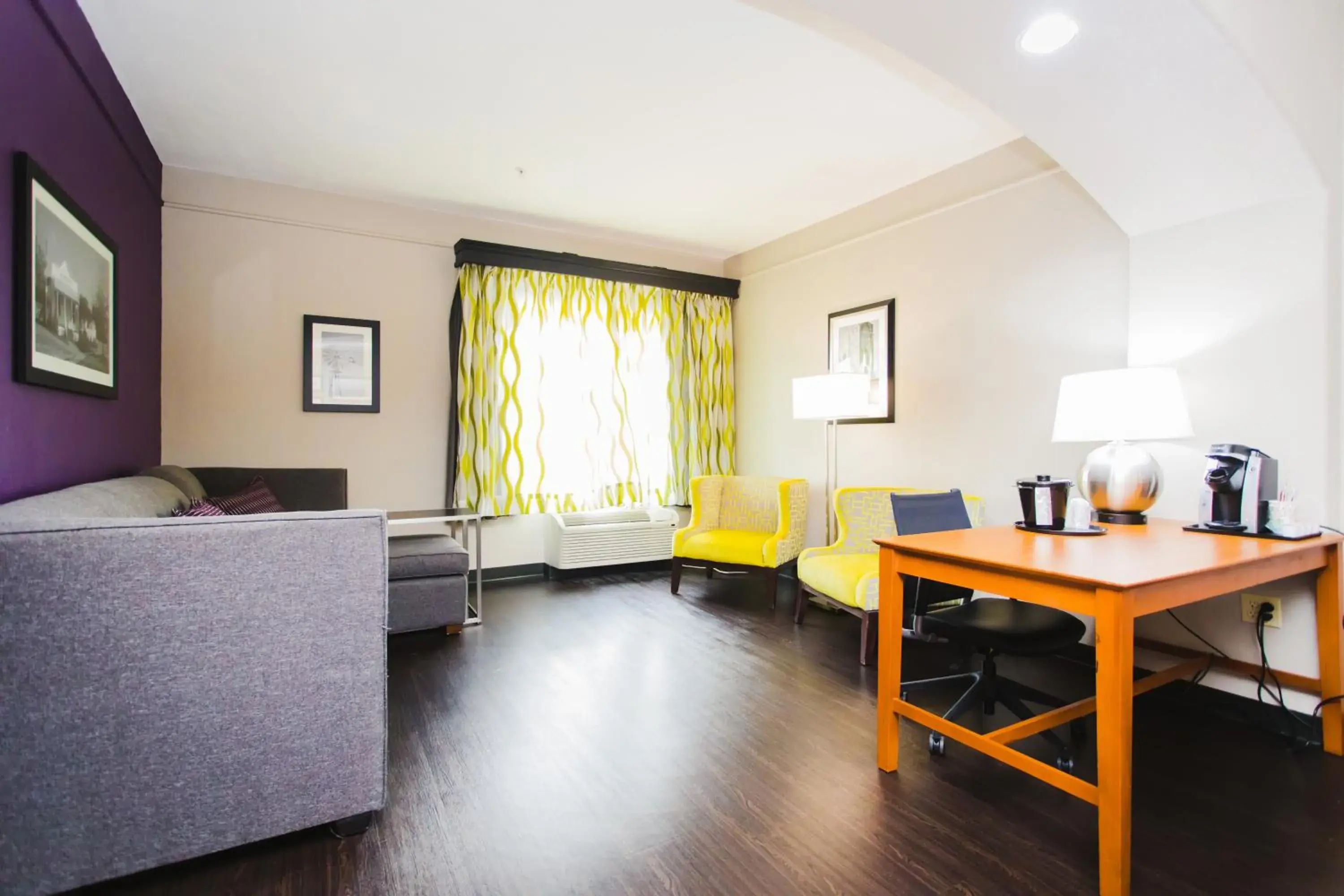 Seating area, Dining Area in Palacio Royale Inn Signature Katy