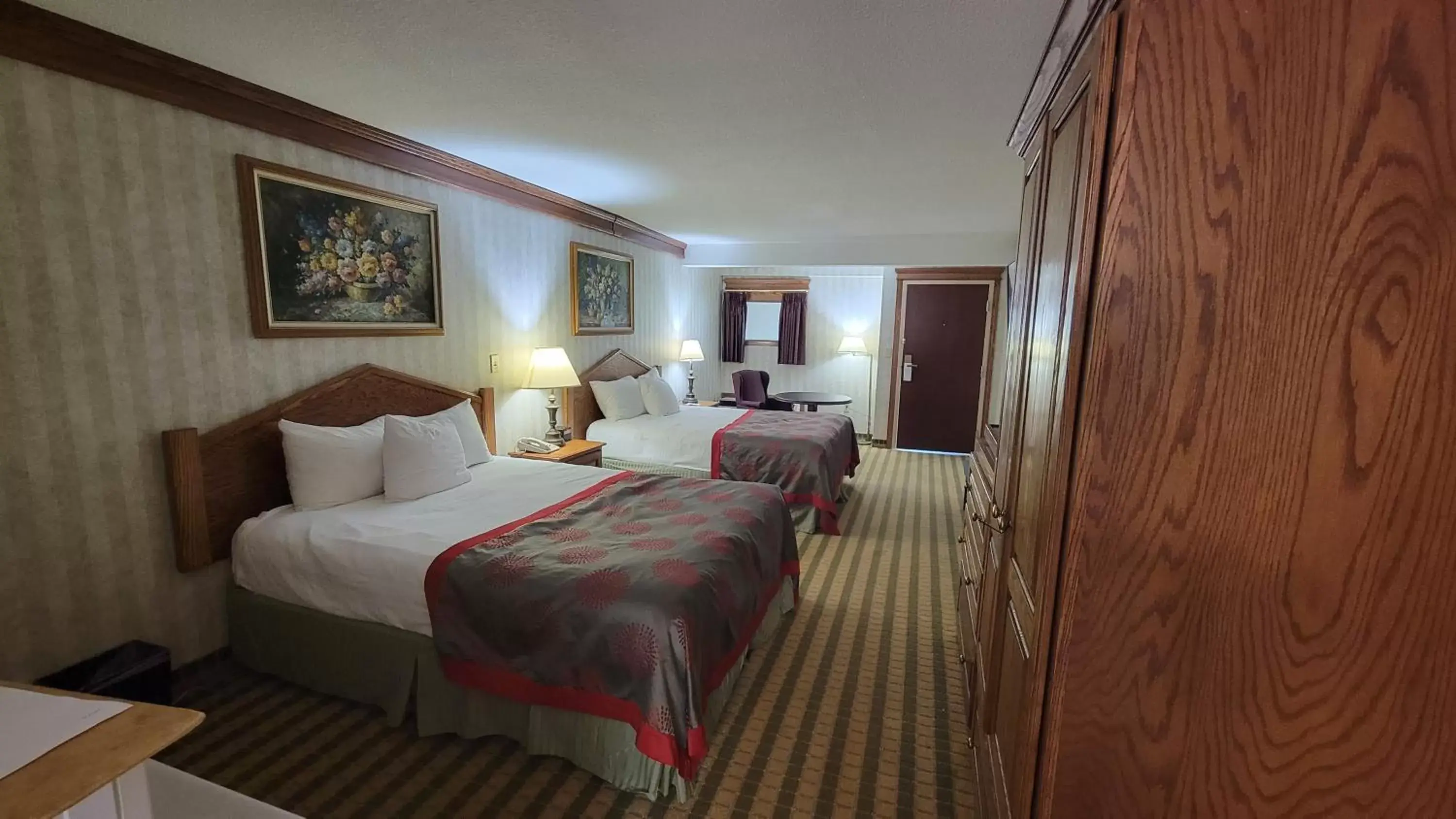 Bed in Ramada by Wyndham Saginaw Hotel & Suites