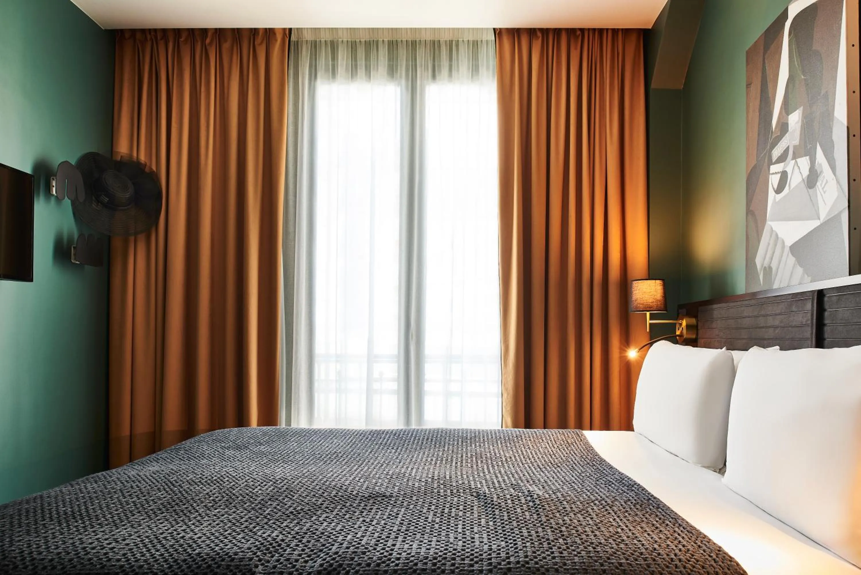 Bed in Mercure Paris Tour Eiffel Pont Mirabeau