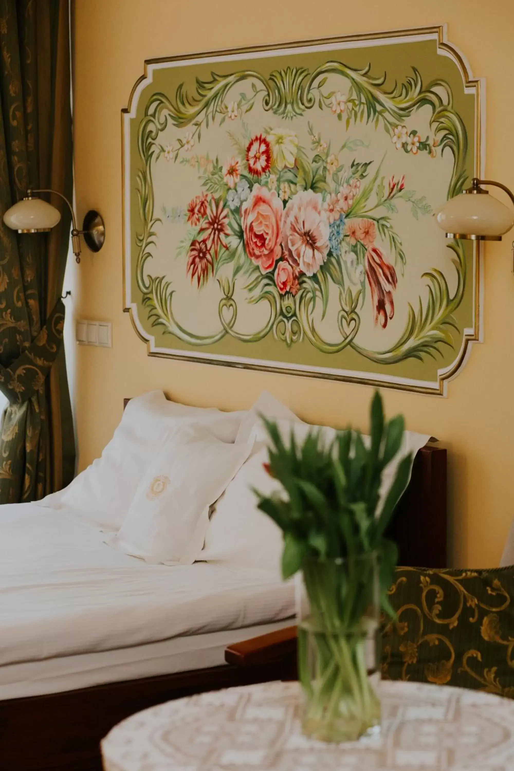 Decorative detail, Bed in Aparthotel Grodzka 21