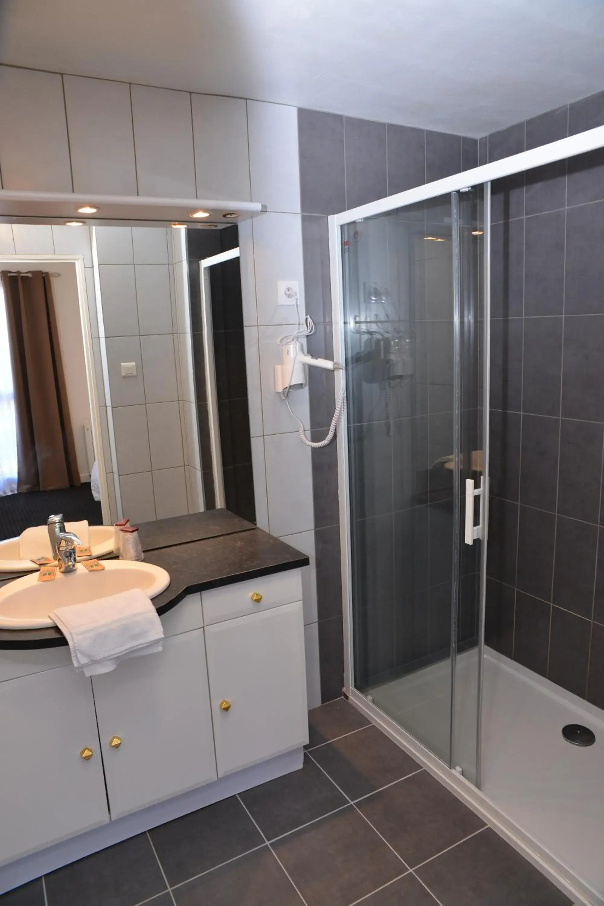 Shower, Bathroom in Hôtel Le Square
