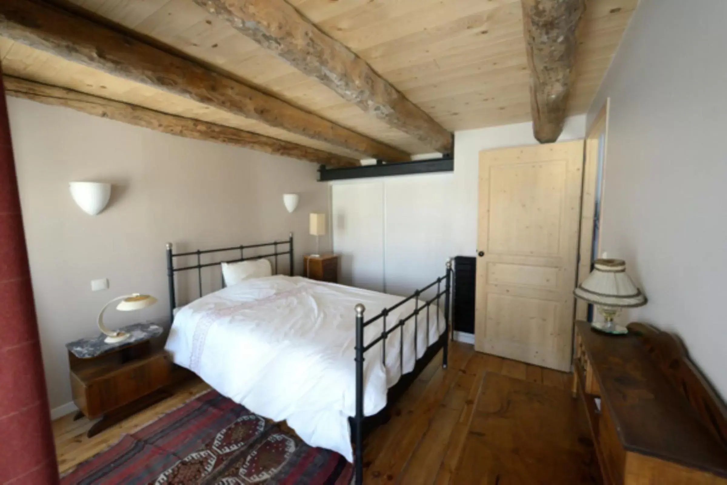 Photo of the whole room, Bed in La Drapière