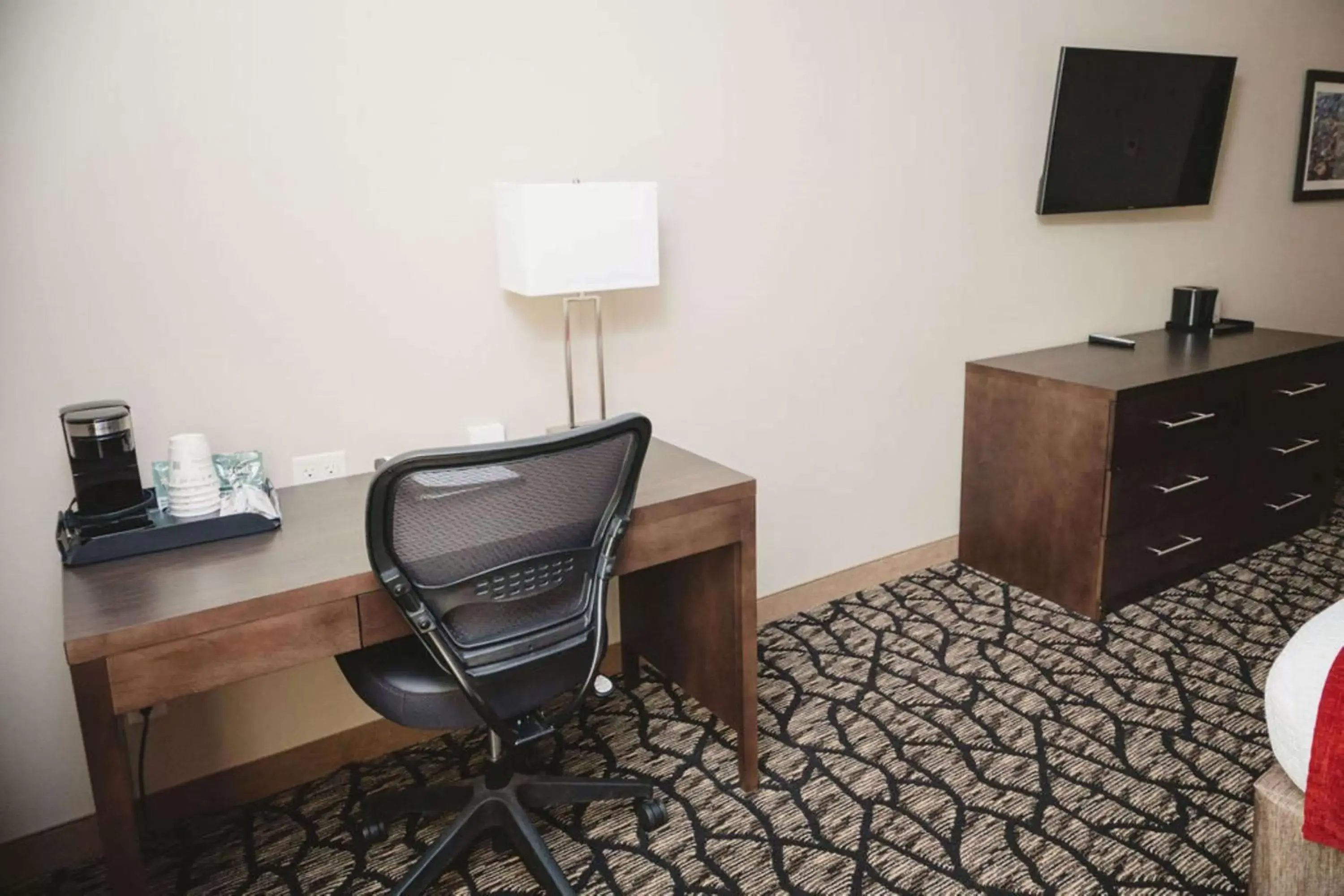 Bedroom, TV/Entertainment Center in Best Western Plus Lakeview Hotel