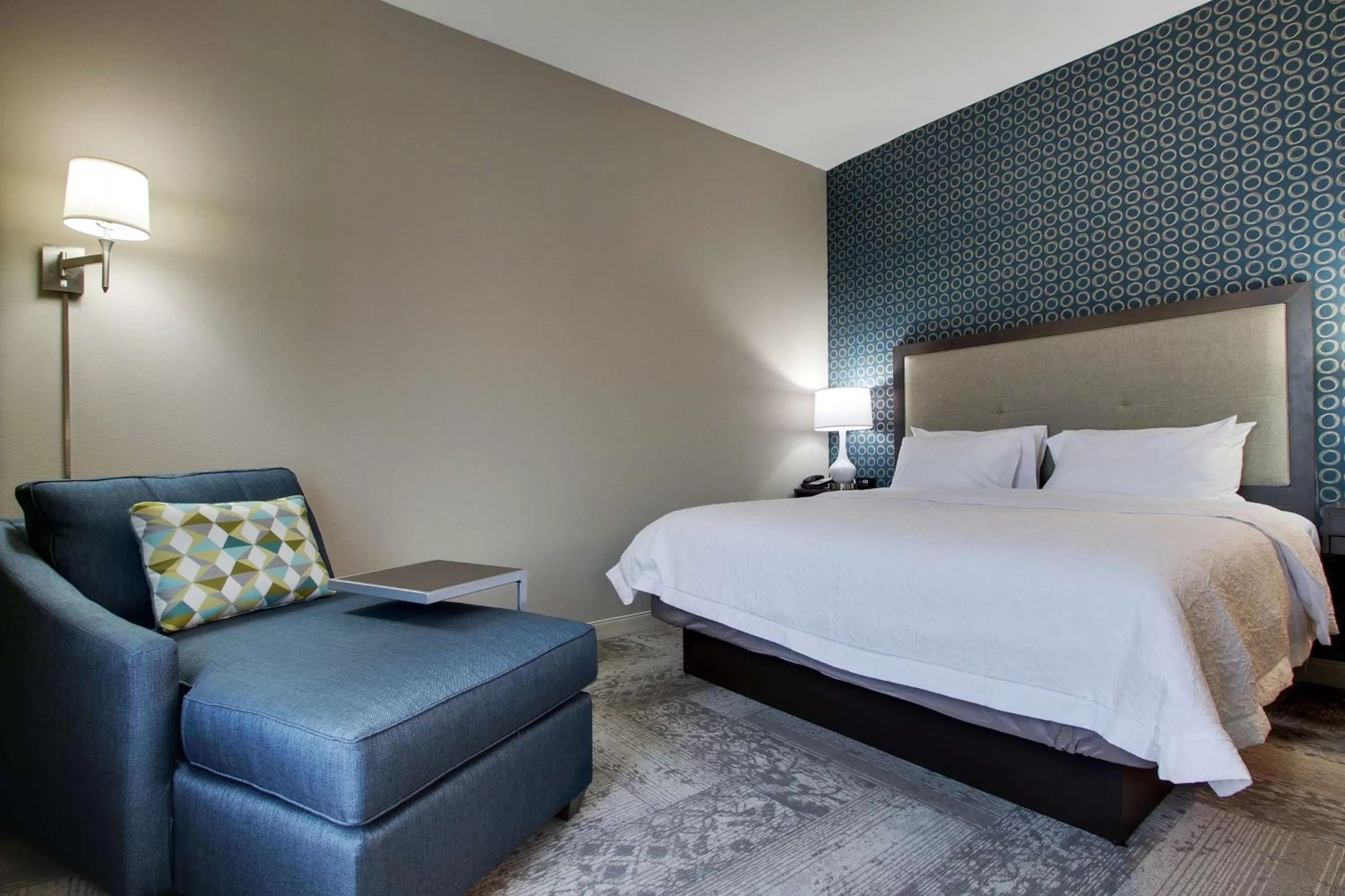 Living room, Bed in Hampton Inn & Suites By Hilton Knightdale Raleigh