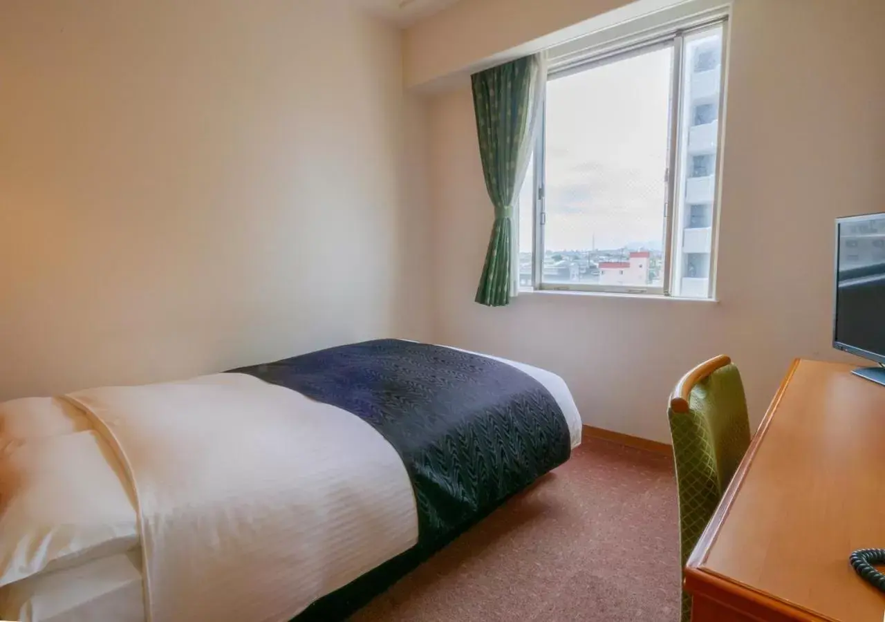 Photo of the whole room, Bed in APA Hotel Miyazaki Nobeoka Ekimae