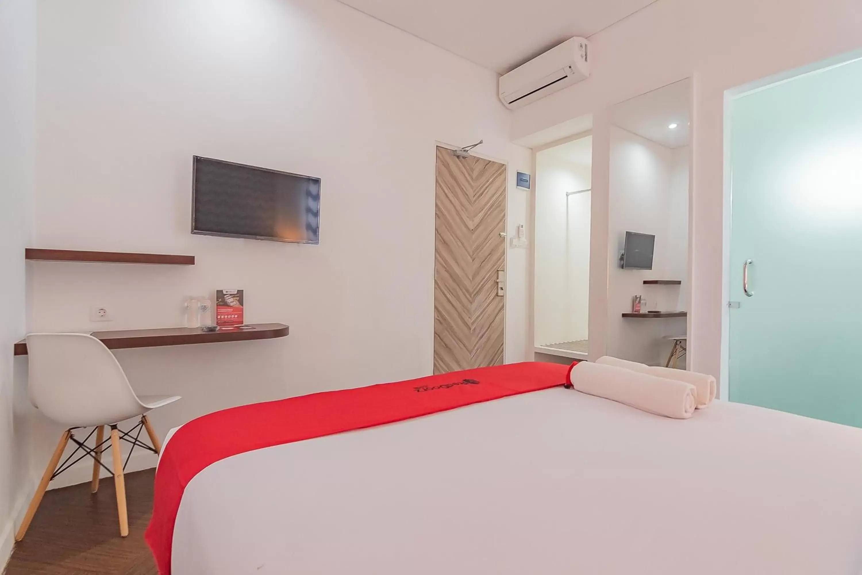 Bed in RedDoorz Premium @ Hotel Hebat