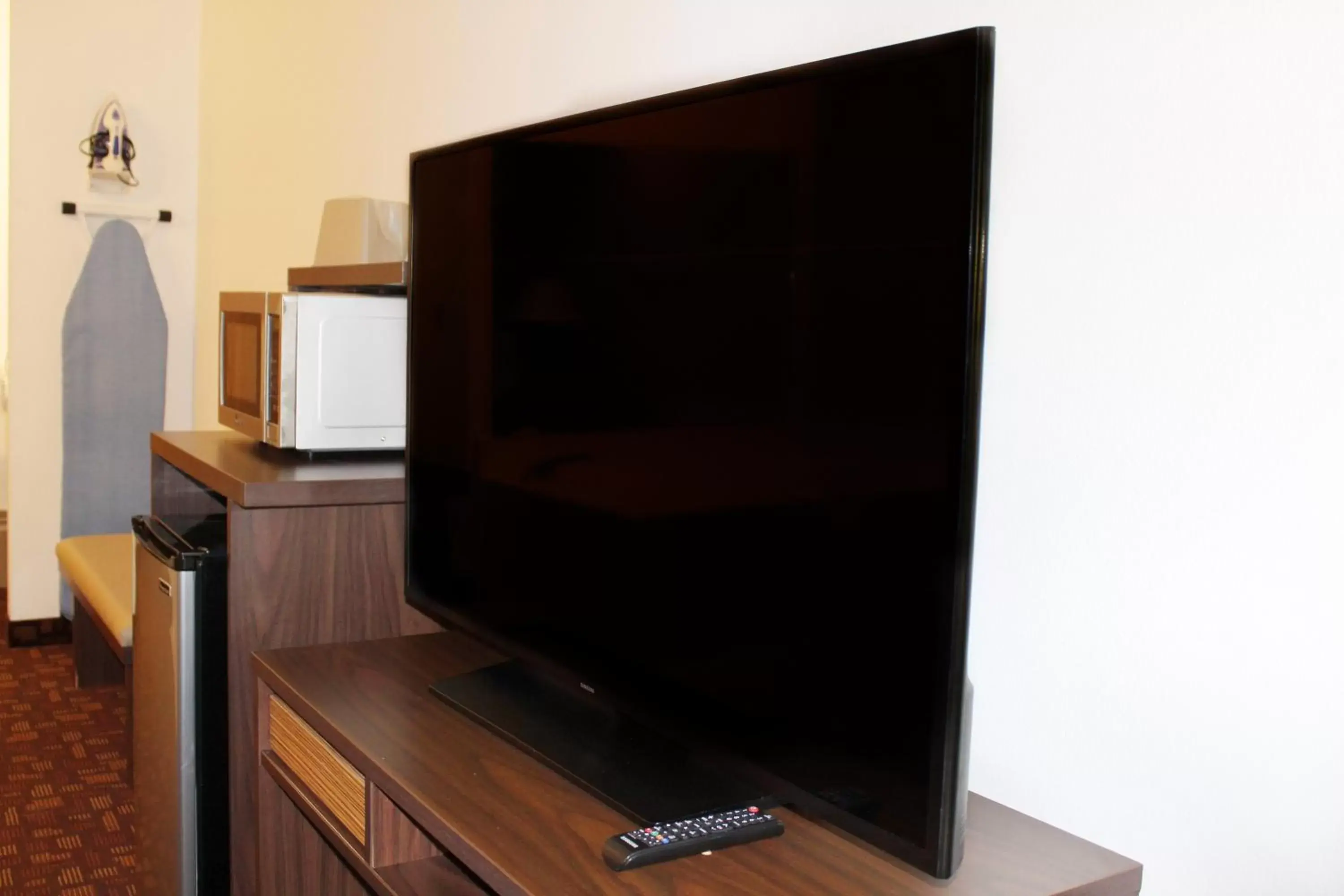 TV and multimedia, TV/Entertainment Center in Super 8 by Wyndham Three Rivers