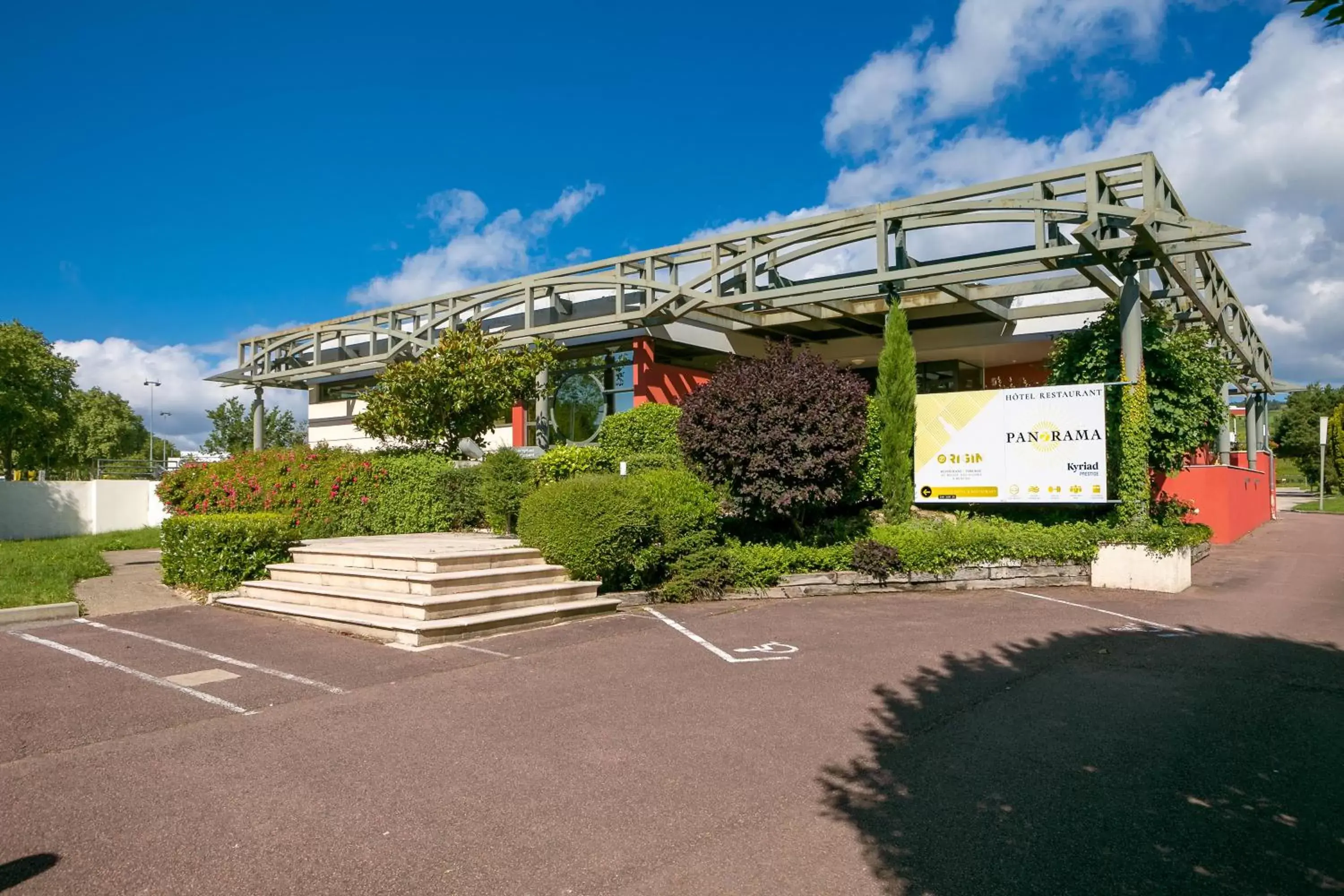 Property building in Kyriad Prestige Beaune le Panorama Property building in Kyriad Prestige Beaune le Panorama