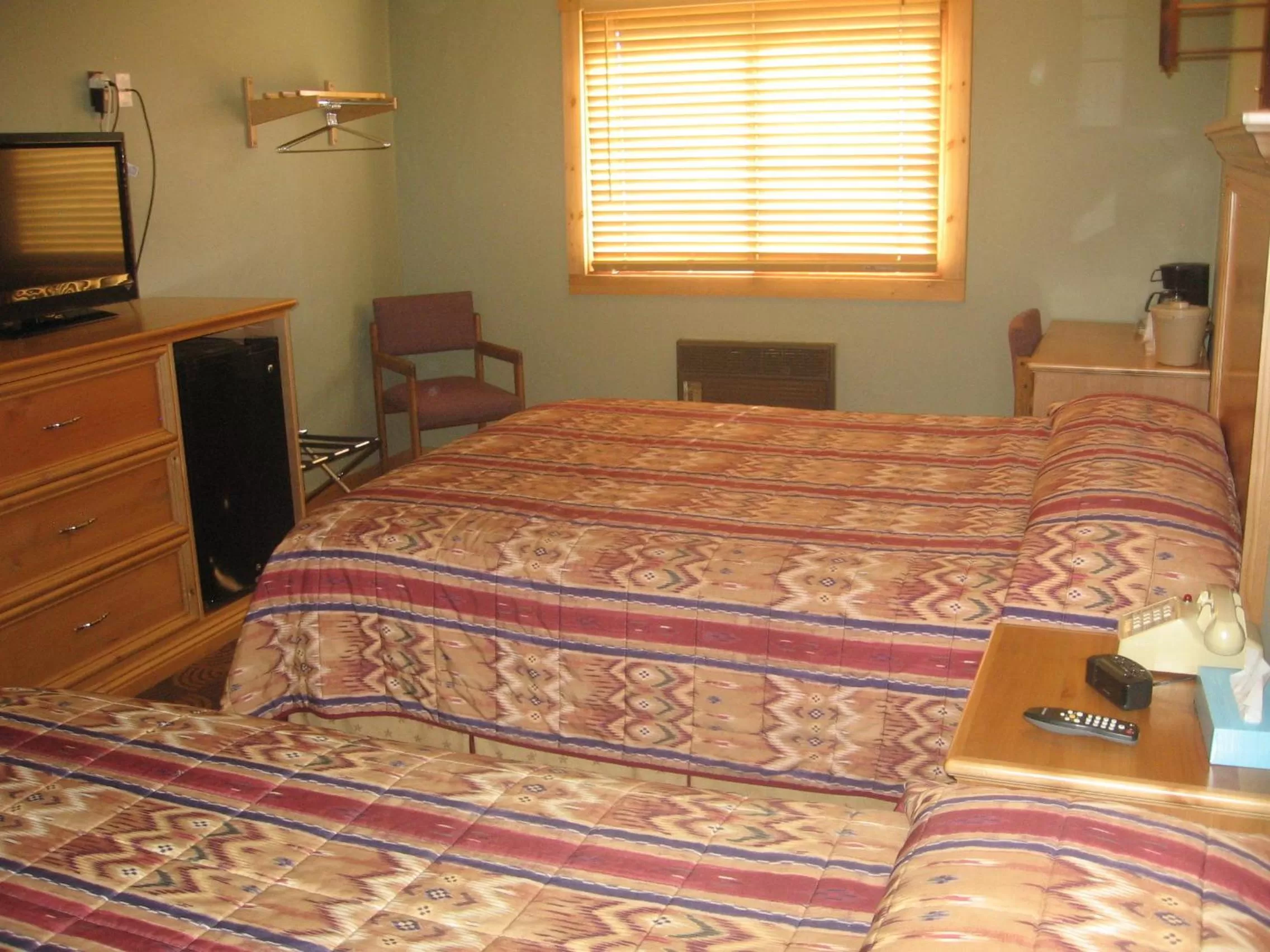 Photo of the whole room, Bed in New Summit Inn