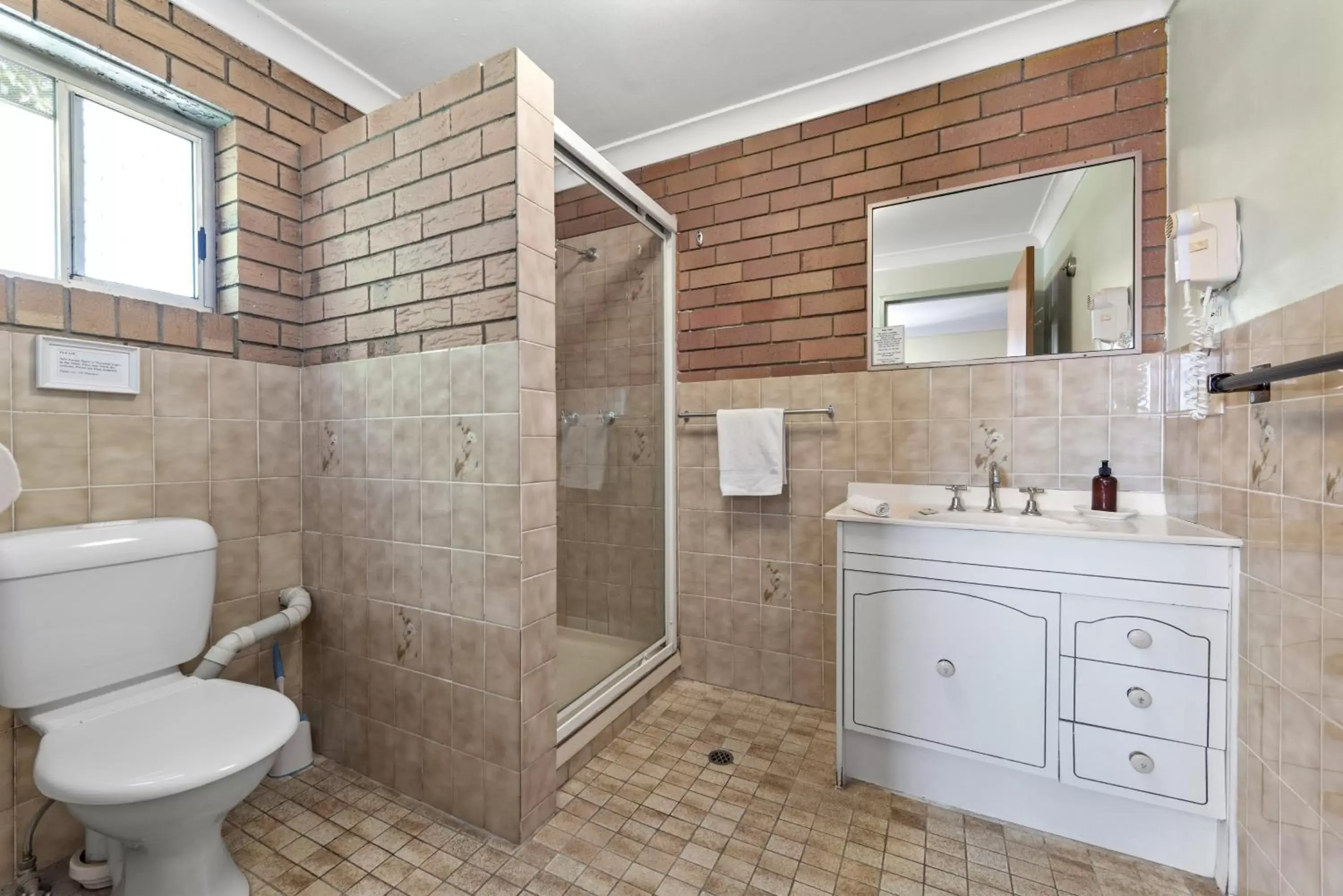 Shower, Bathroom in Paramount Motel