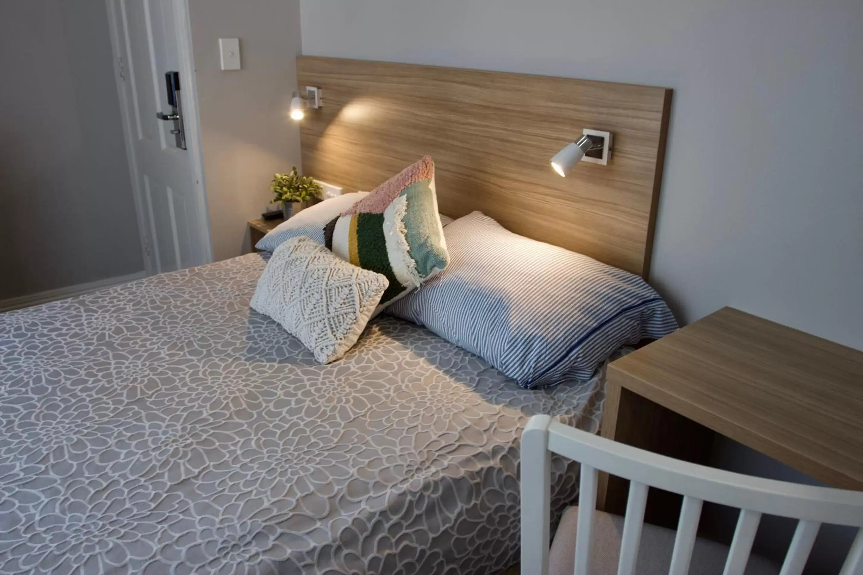 Bedroom, Bed in Carnarvon Lodge Kirribilli, Sydney