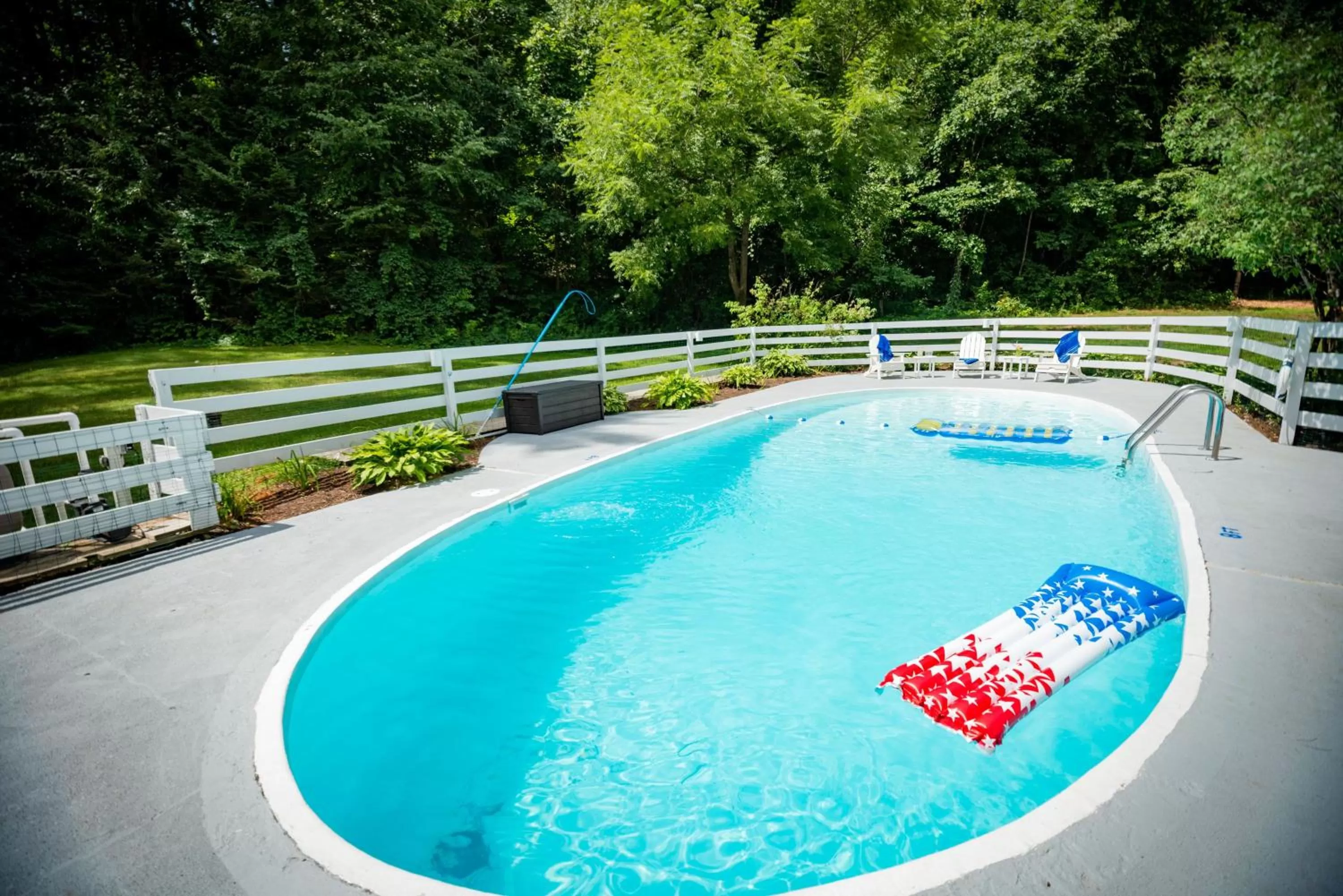 Swimming pool in Arcady Mountain Motor Lodge