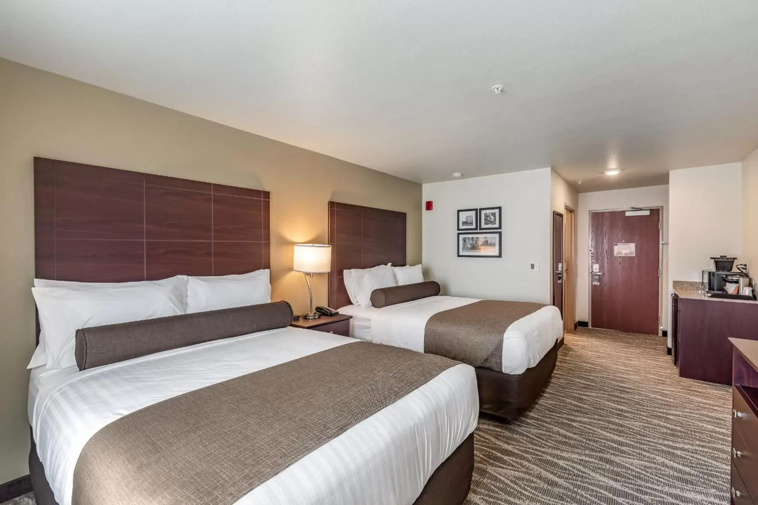 Bed in Cobblestone Hotel & Suites Hartford