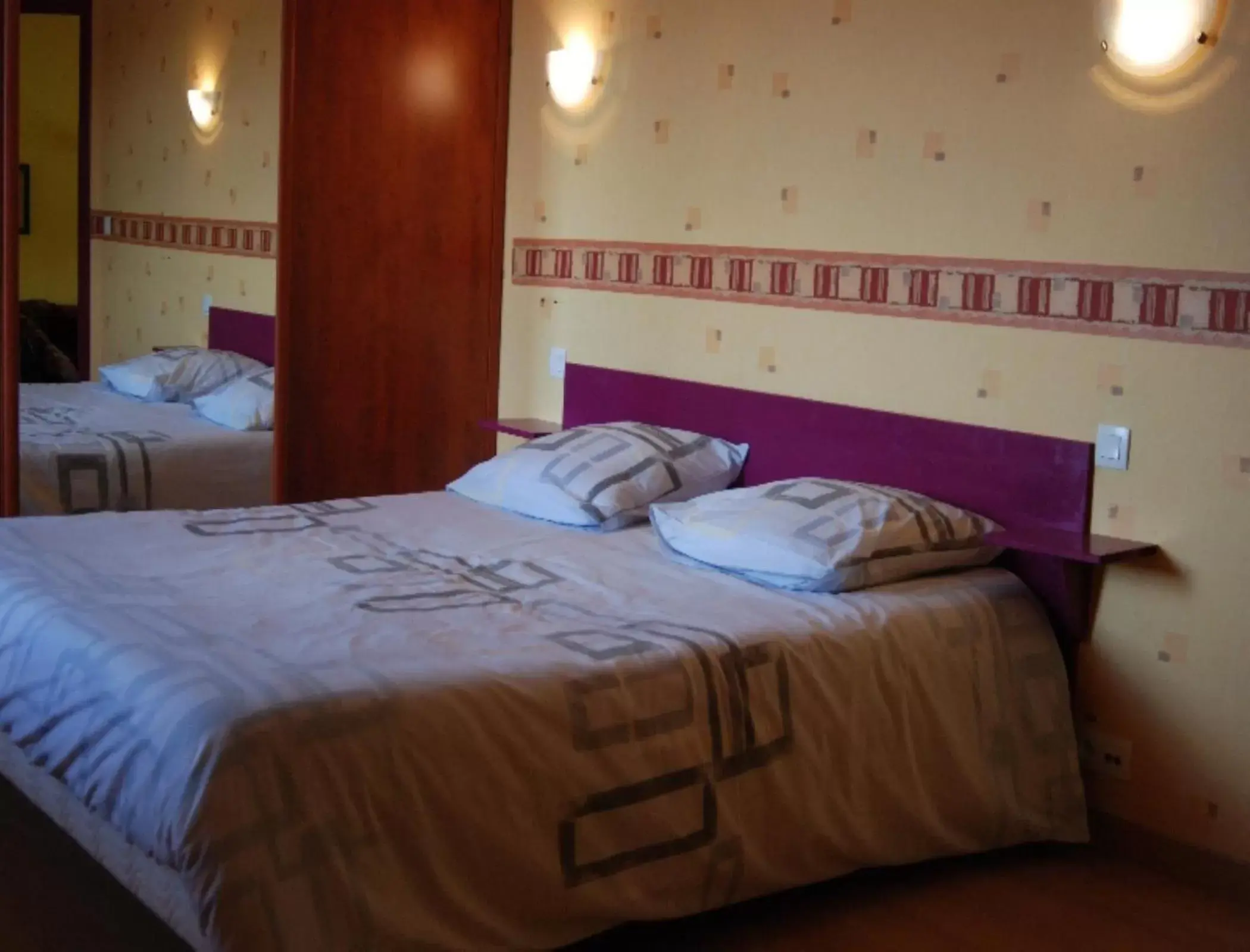 Photo of the whole room, Bed in Le Manoir du Butel