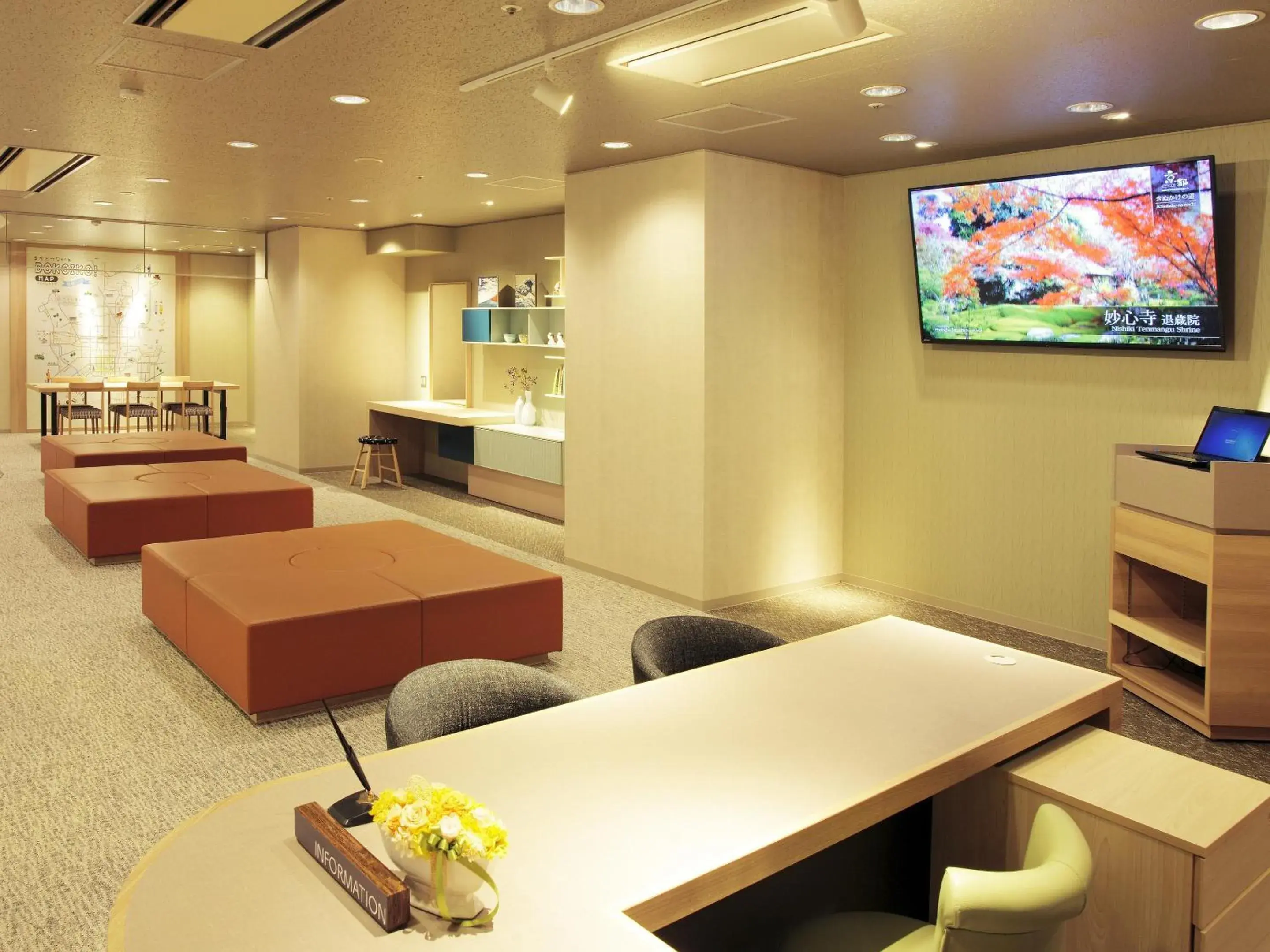 Communal lounge/ TV room, TV/Entertainment Center in El Inn Kyoto